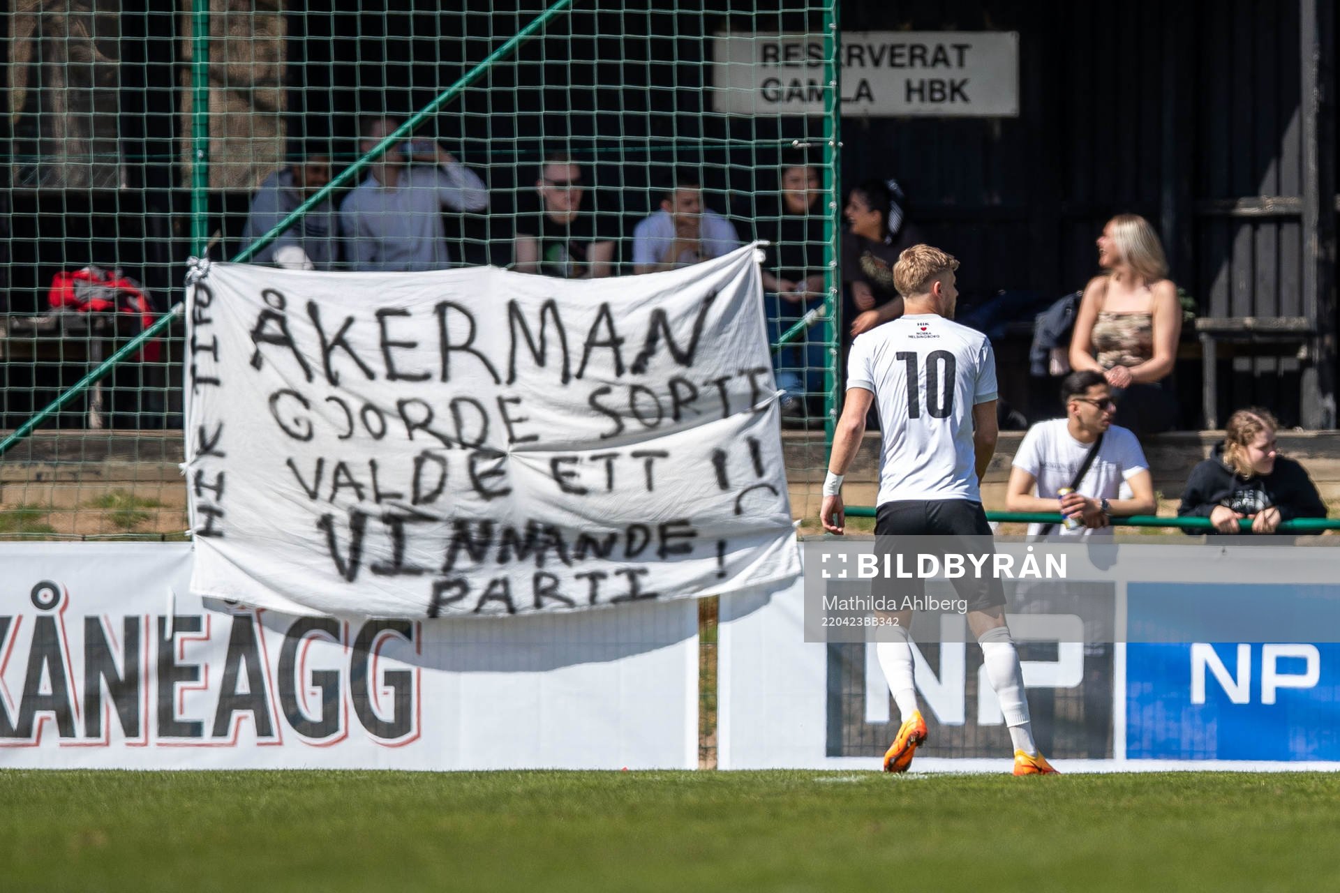 Hittarps Oliver Åkerman framför en banderoll med texten