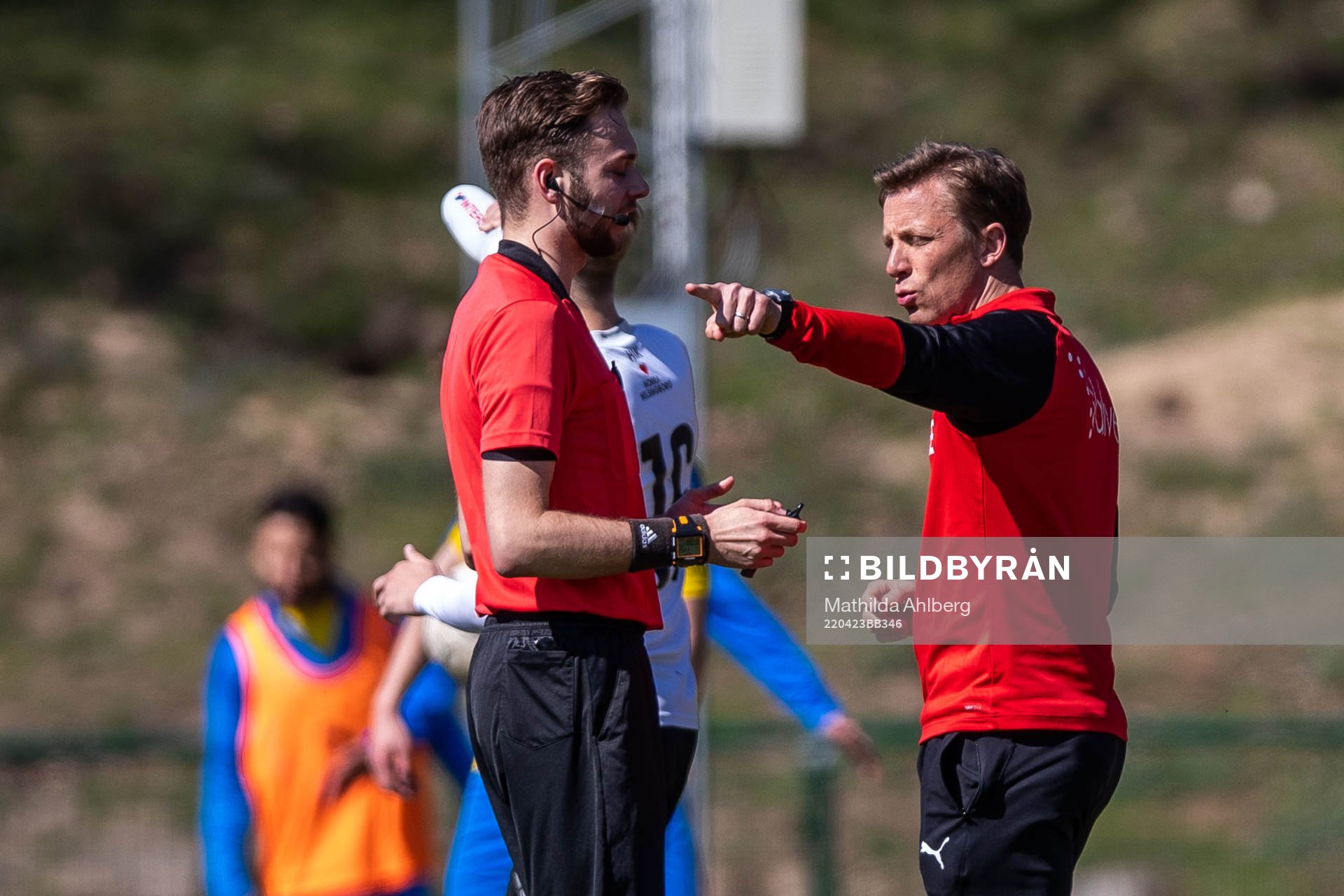Hittarps tränare Erik Edman i samtal med domare Max Persson