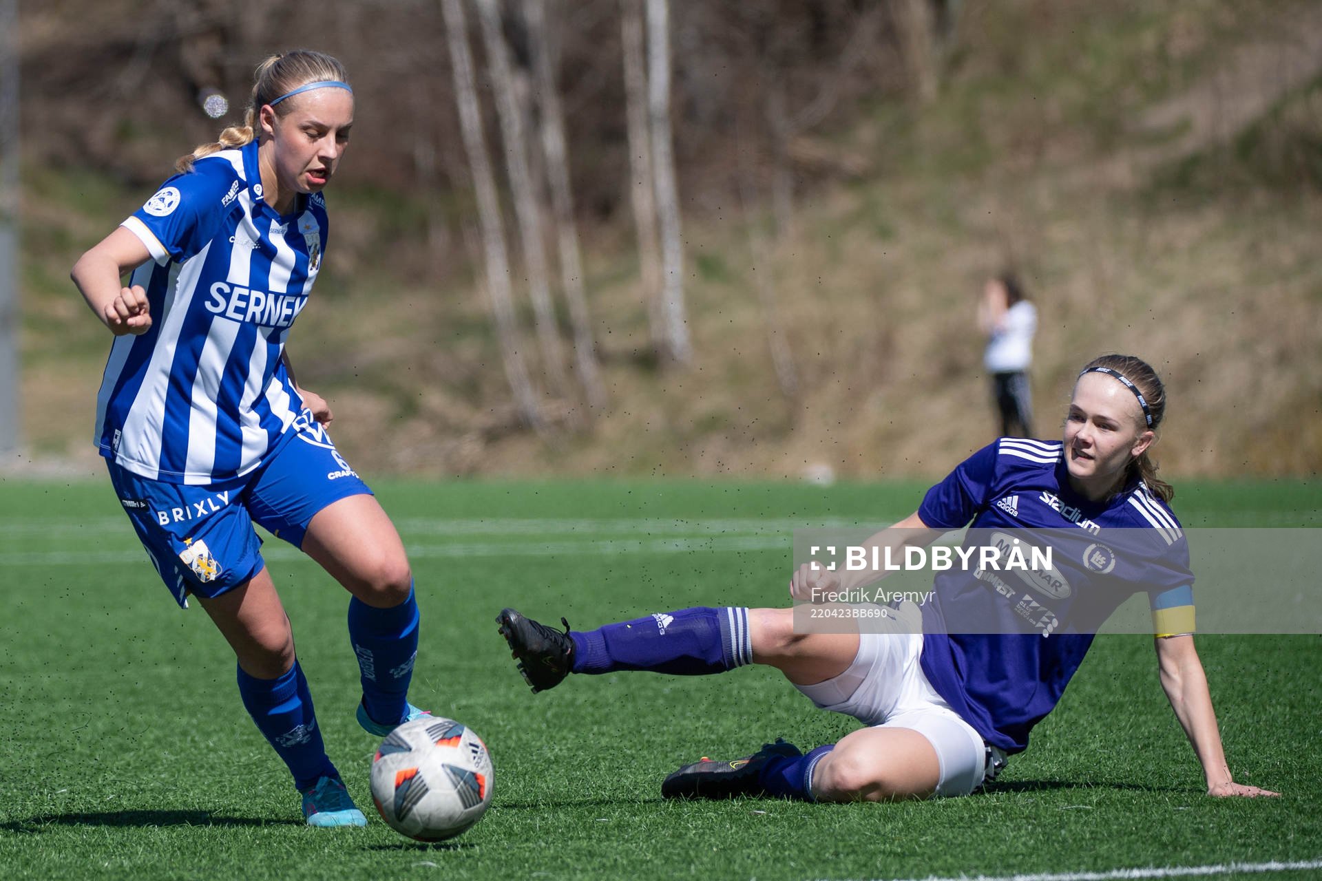 IFK Göteborgs Filippa Hopkins i duell med Lerums lagkapten Ellinor Falck under fotbollsmatchen i damernas Division två Nordvästra Götaland den 23 april 2022 i Lerum.