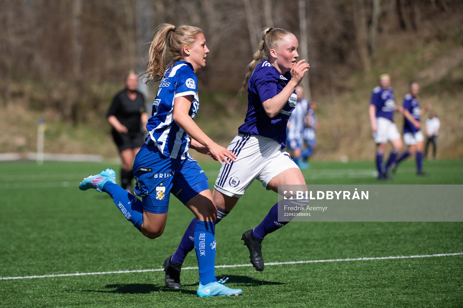 IFK Göteborgs Novalie Jensen i löpduell med. Lerums Sofia
