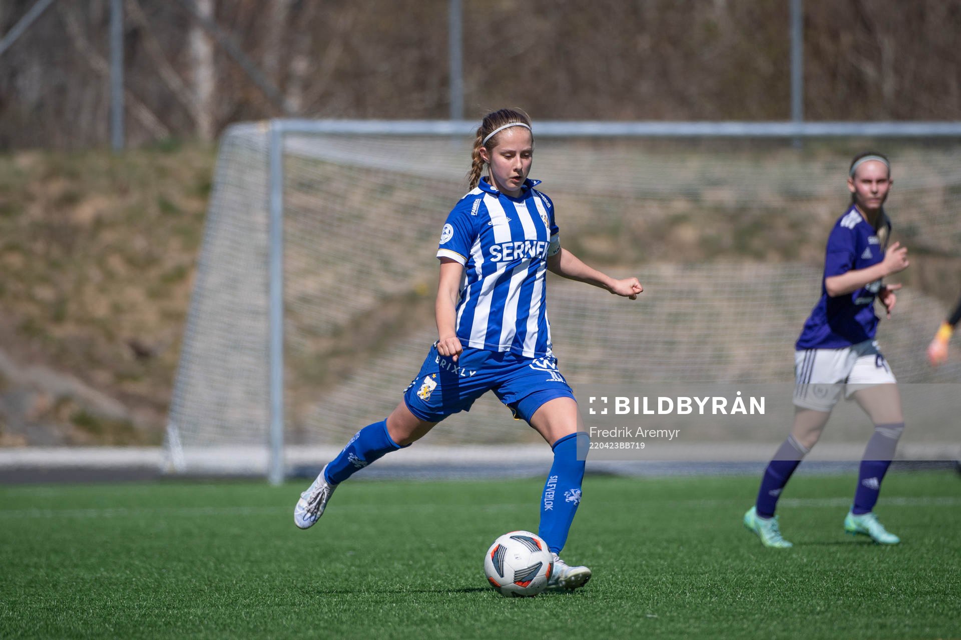 IFK Göteborgs Isabella Svanström under fotbollsmatchen i damernas Division två Nordvästra Götaland den 23 april 2022 i Lerum.