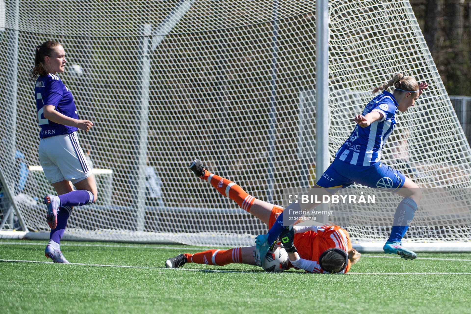 Lerums Målvakt Clara Andersson räddar en målchans under fotbollsmatchen i damernas Division två Nordvästra Götaland den 23 april 2022 i Lerum.