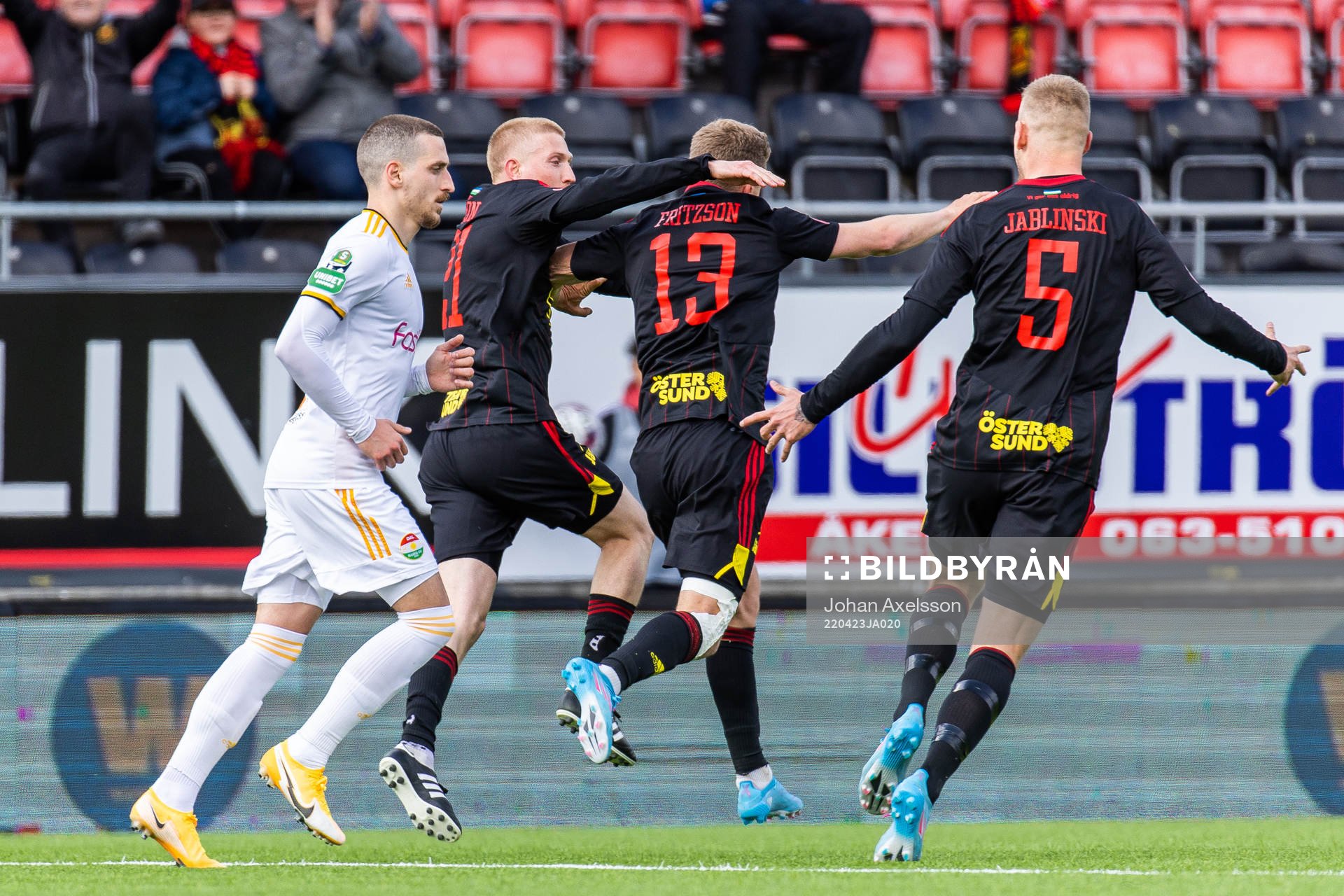 Östersunds Ludvig Fritzson jublar efter att han gjort 1-0 under fotbollsmatchen i Superettan mellan Östersund och Dalkurd den 23 april 2022 i Östersund.