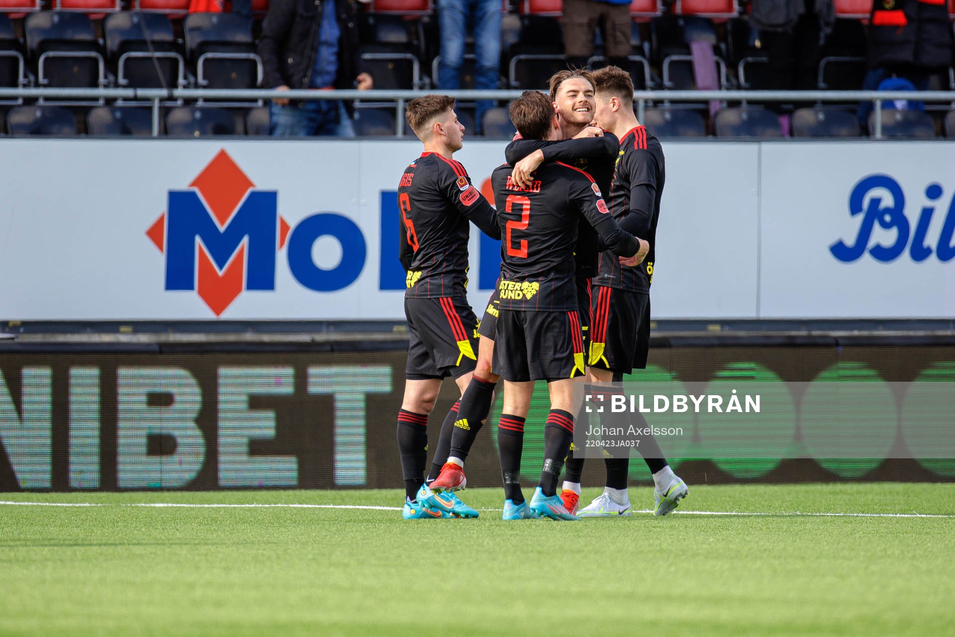 Östersunds Cesar Weilid Felix Hörberg jublar efter fotbollsmatchen i Superettan mellan Östersund och Dalkurd den 23 april 2022 i Östersund.