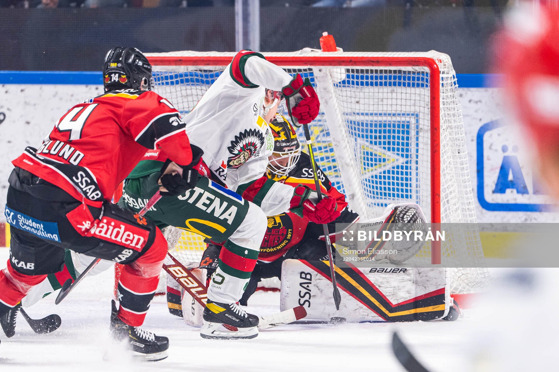 Frölundas Karl Henriksson gör 1-1 bakom Luleås målvakt