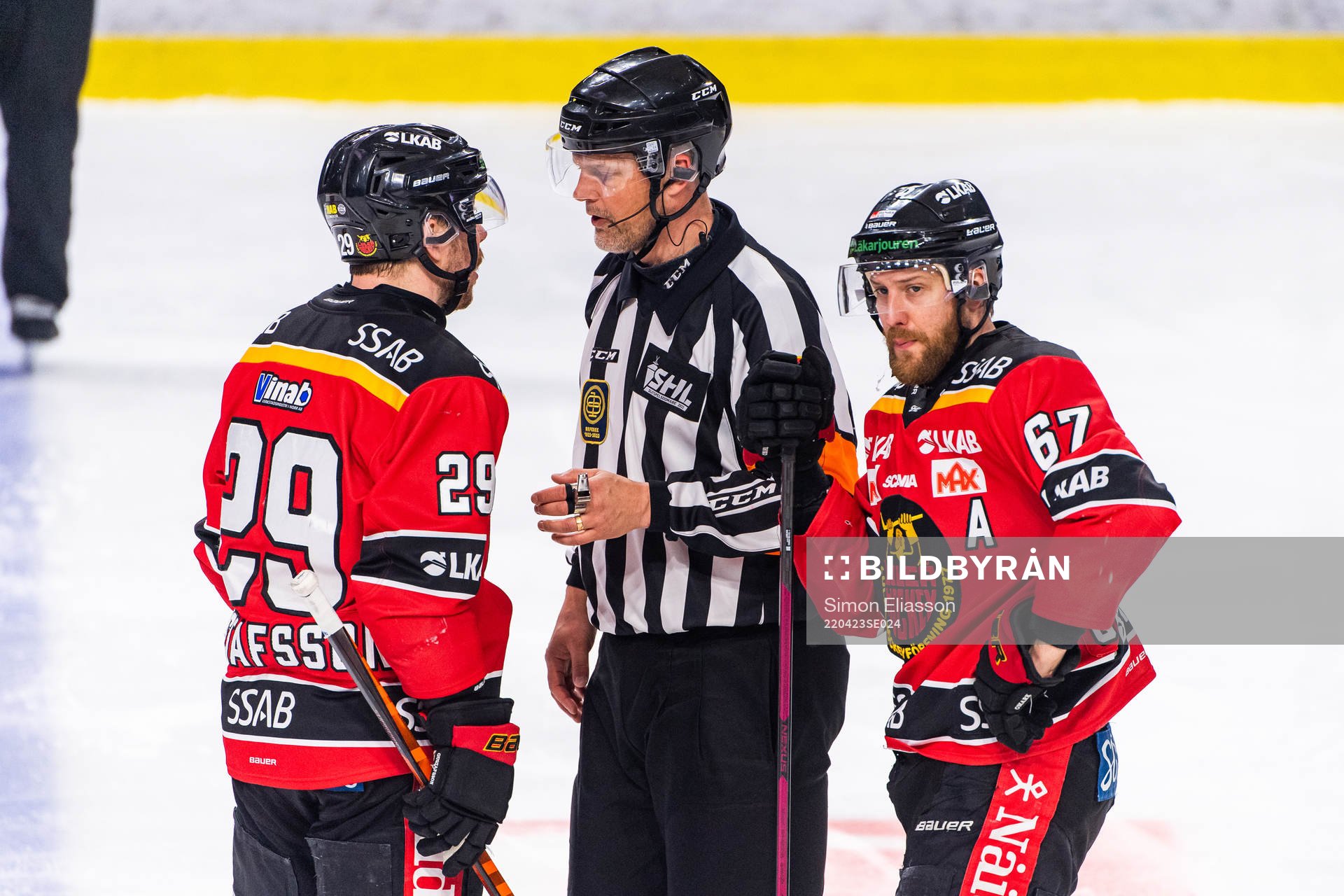 Luleås Erik Gustafsson och Linus Omark diskuterar med