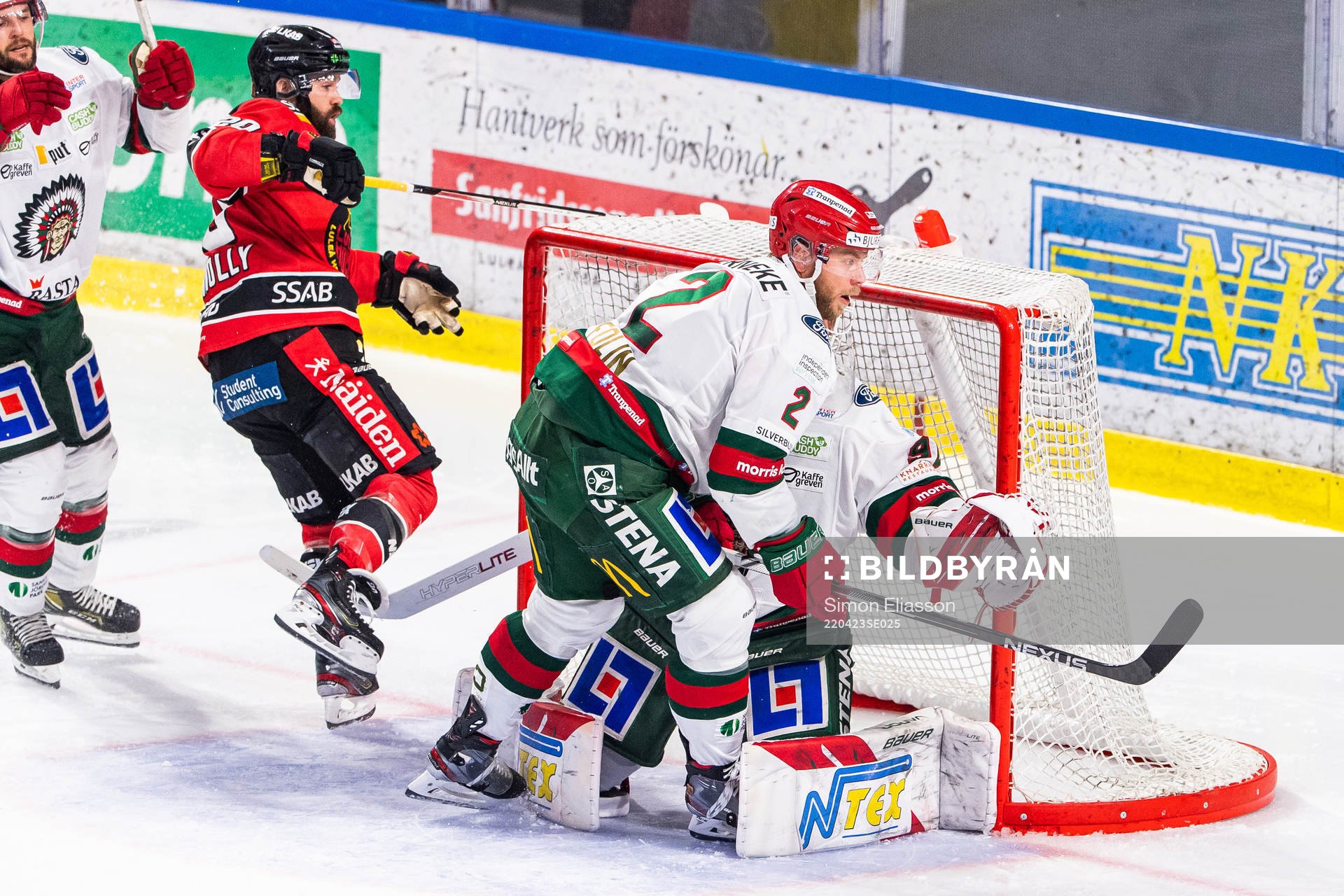 Luleås Jack Connolly med Frölundas Christian Folin och