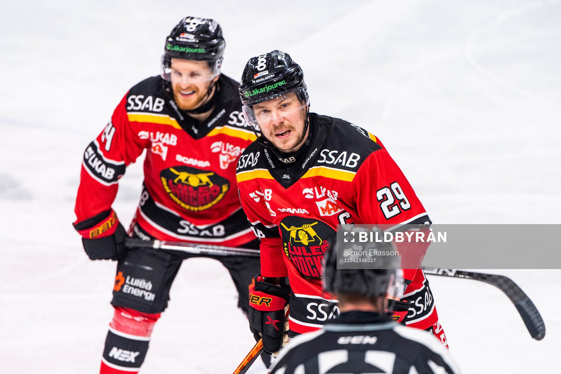 Luleås Erik Gustafsson reagerar mot Linjedomare Jan