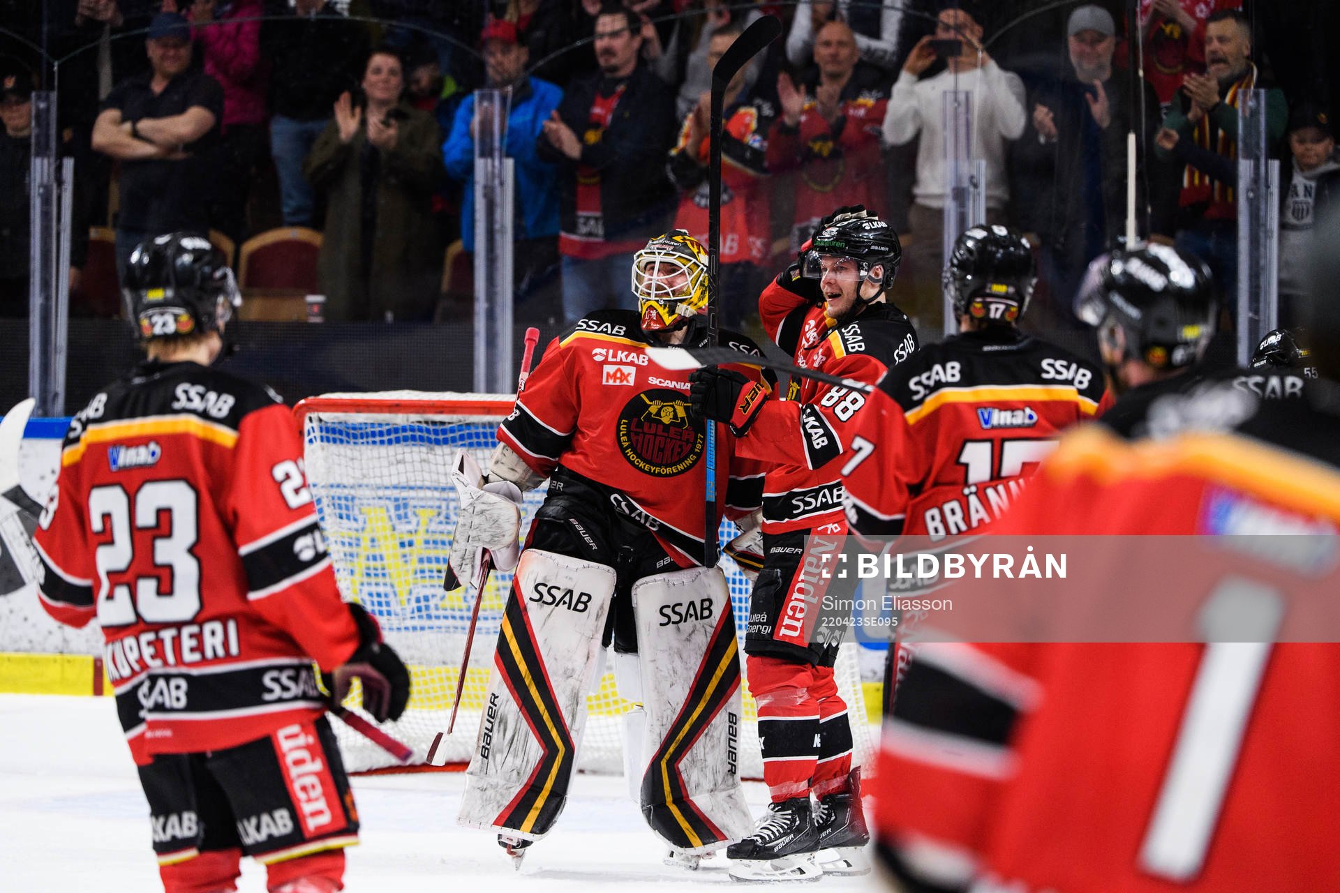 Luleås målvakt Joel Lassinantti och Joonas Rask jublar