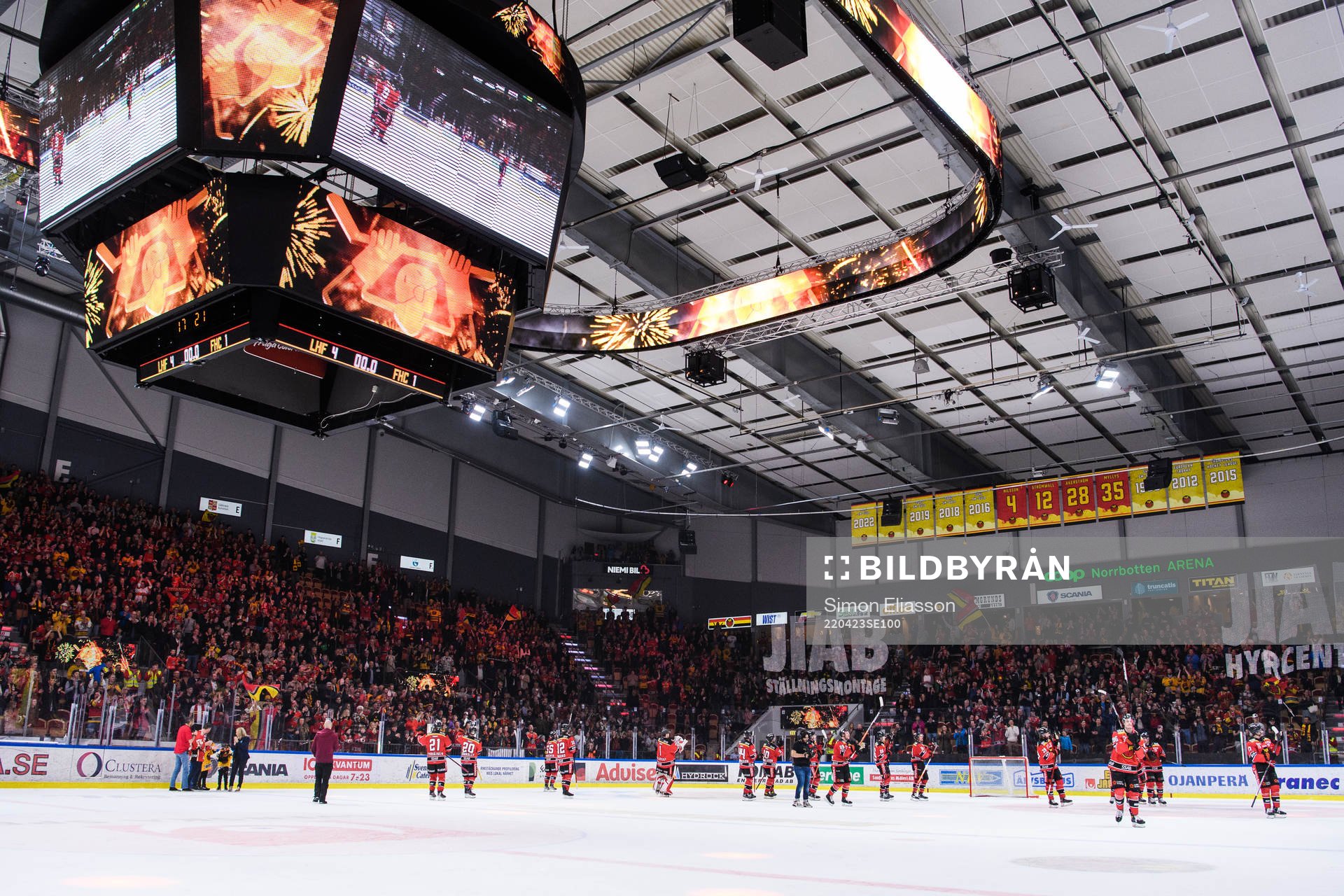 Luleås spelare jublar och tackar publiken
