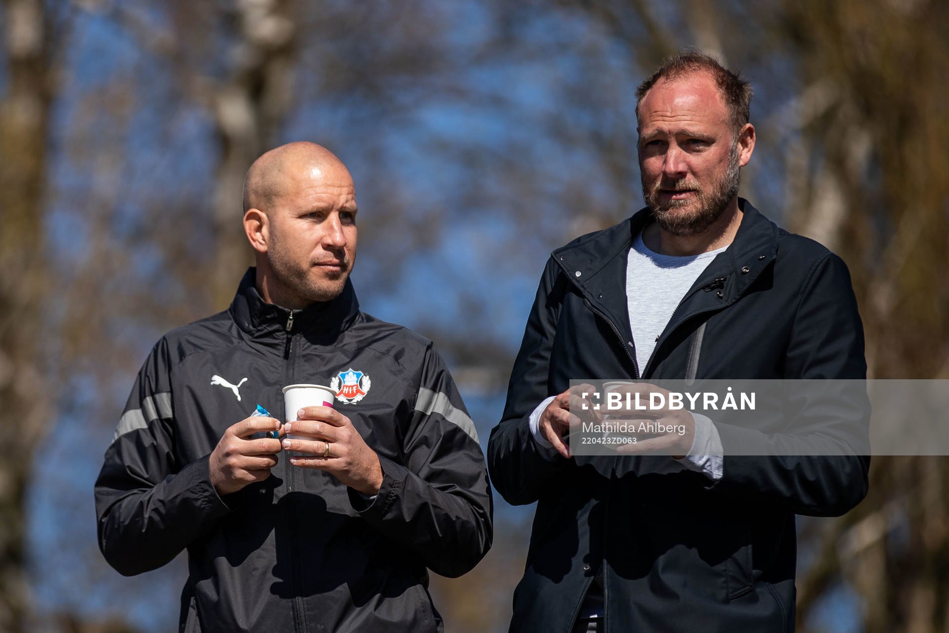 Helsingborgs assisterande tränare Mattias Lindström och sportchef Andreas Granqvist på läktaren under fotbollsmatchen i division två västra götaland mellan Eskilsminne och Hittarp den 23 april 2022 i Helsingborg. 
