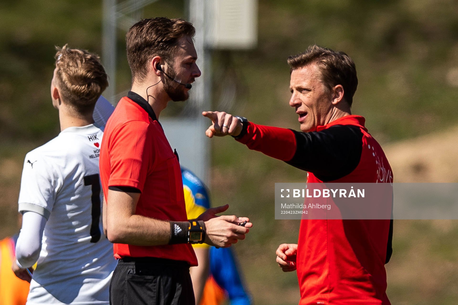 Domare Max Persson i samtal med Hittarps tränare Erik Edman