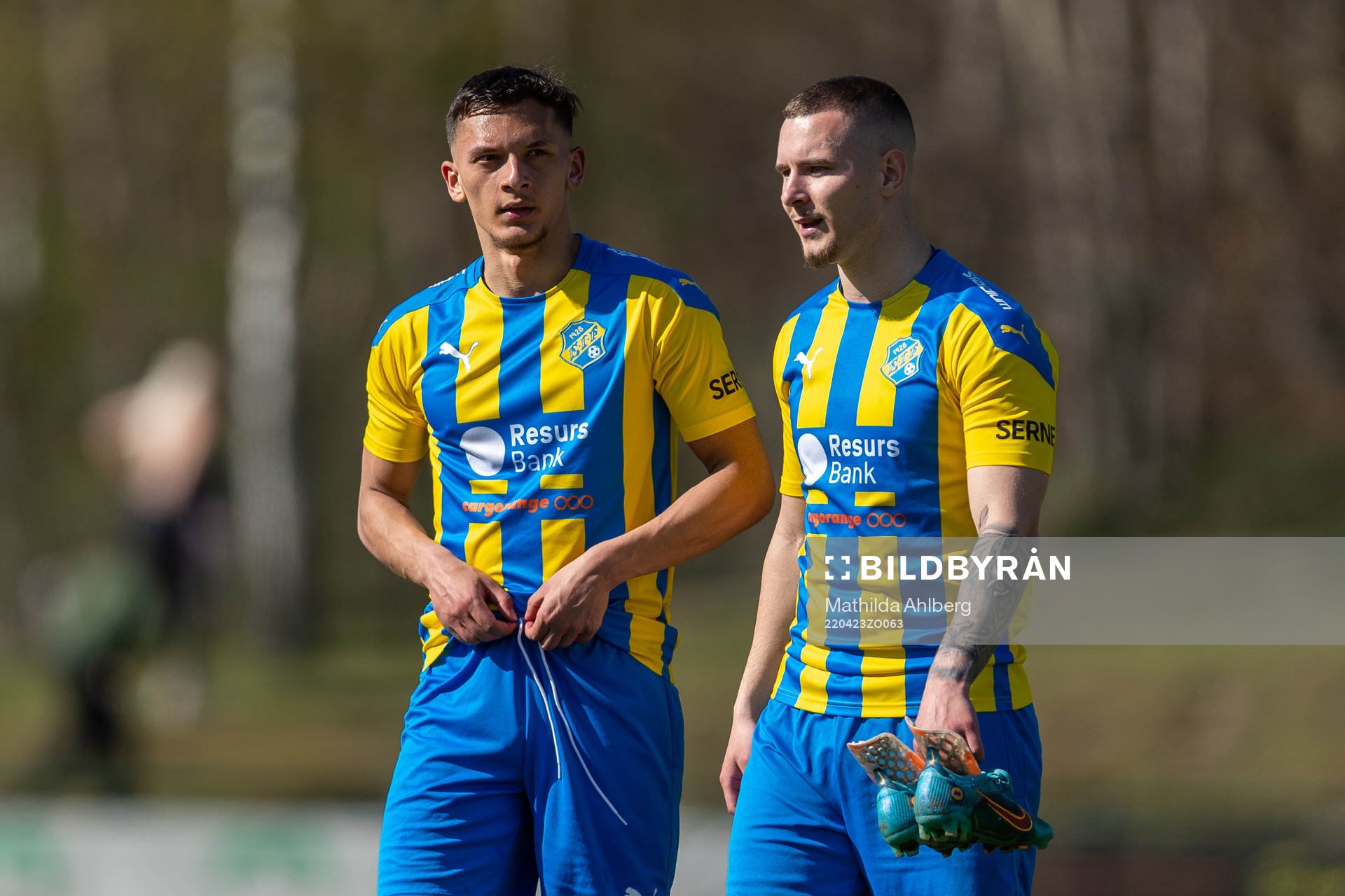Eskilsminnes Noor Jassem och Andreas Quist Svensson efter fotbollsmatchen i division två västra götaland mellan Eskilsminne och Hittarp den 23 april 2022 i Helsingborg.