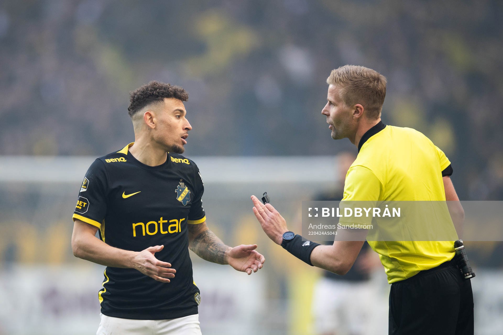 s Jordan Larsson och domare Glenn Nyberg