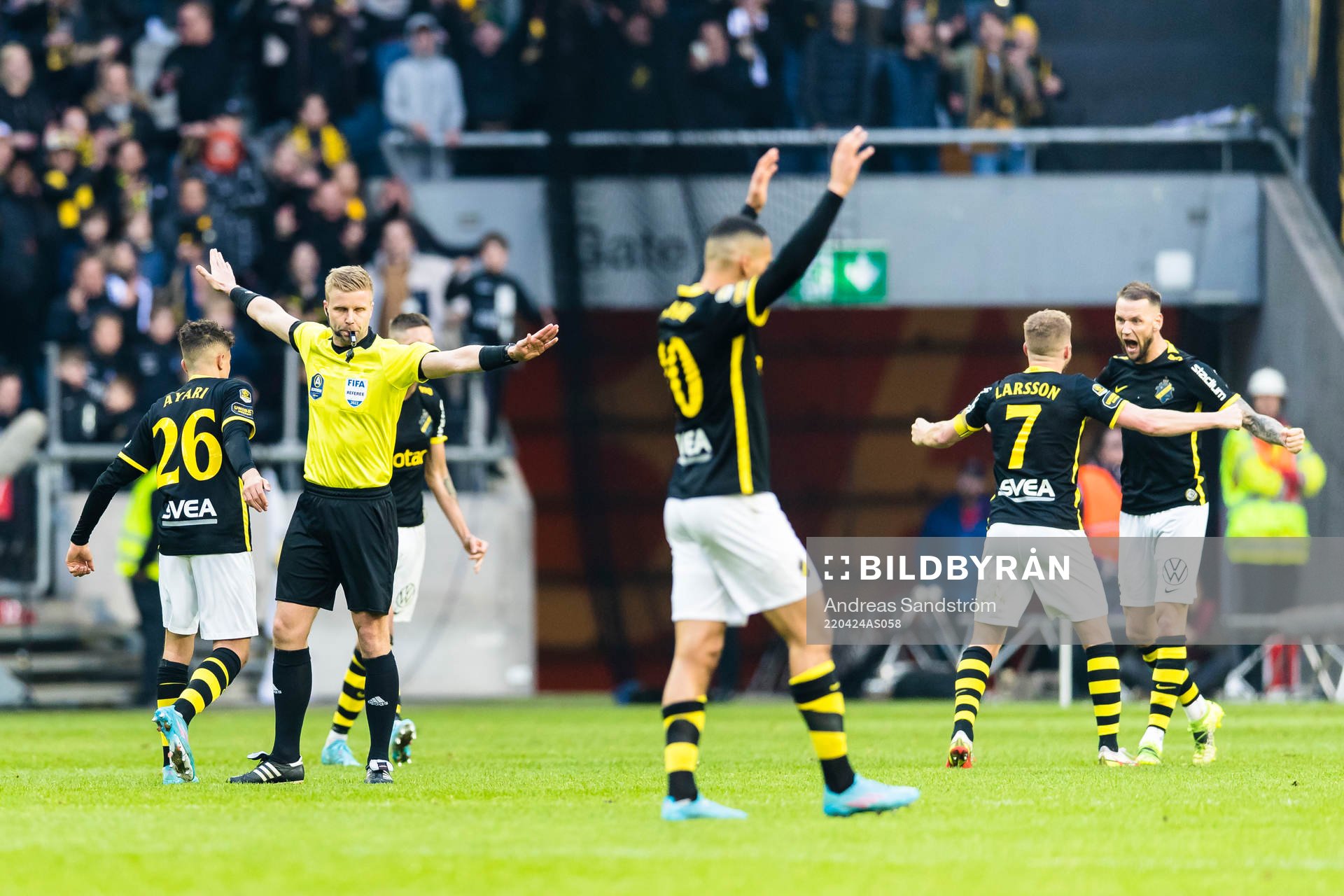 Domare Glenn Nyberg blåser av matchen omringad av jublande