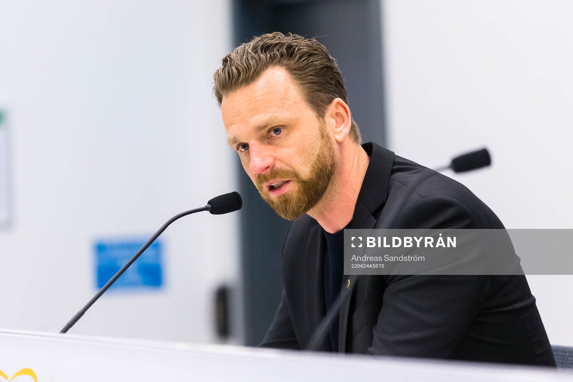 s tränare Bartosz Grzelak på presskonferensen