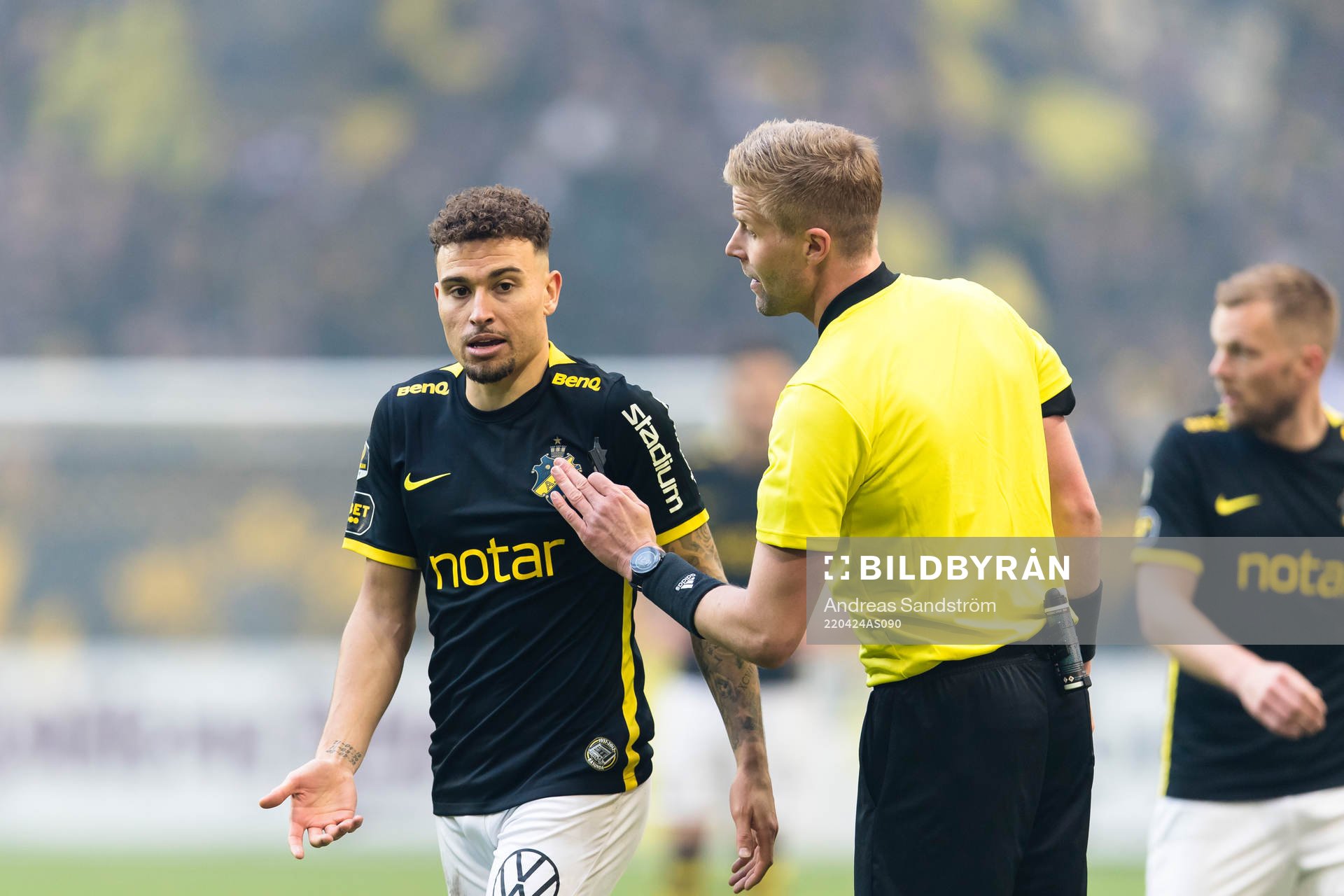 s Jordan Larsson i diskussion med domare Glenn Nyberg
