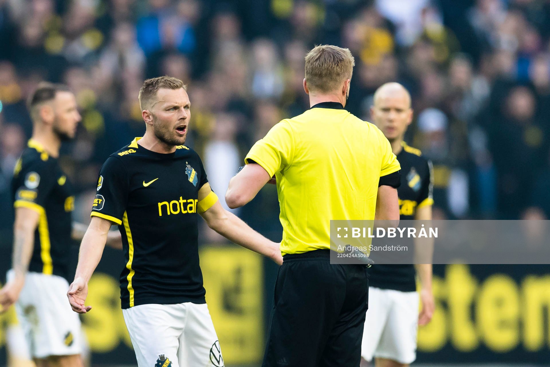 s Sebastian Larsson diskuterar med domare Glenn Nyberg