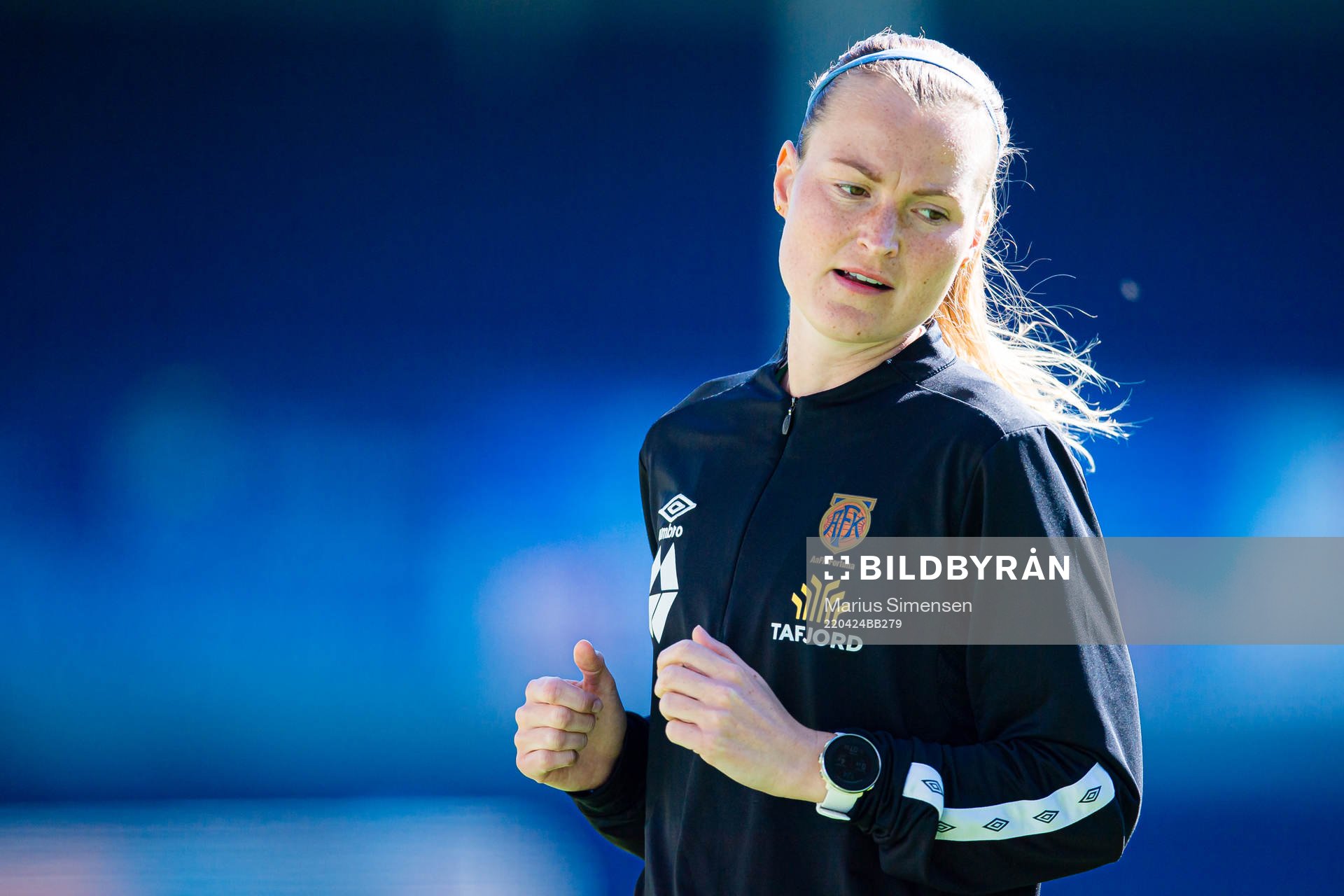 Lise Janbu Eide of AaFK Fortuna warms up