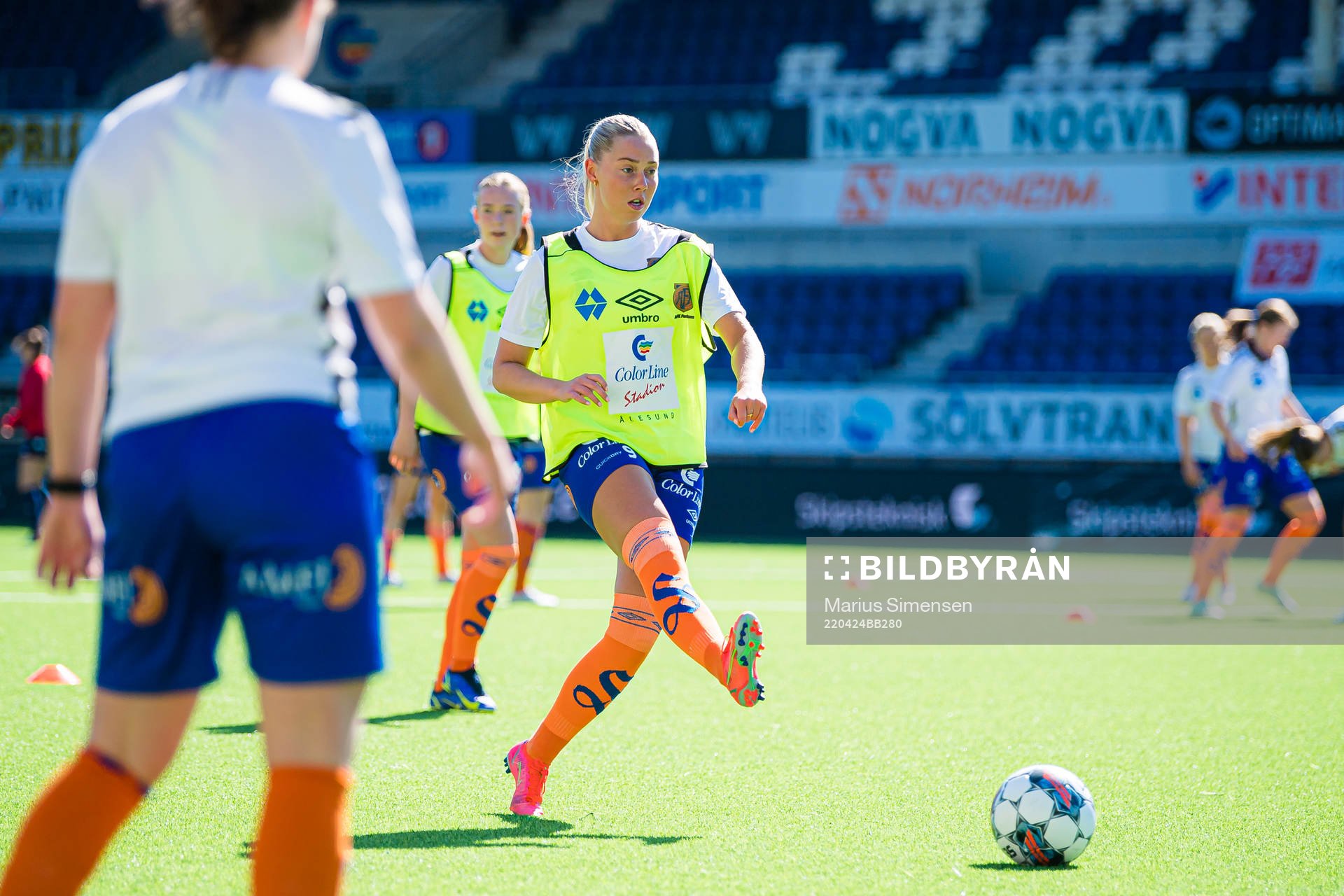 Daniela Dögg Gudnadottir of AaFK Fortuna warms up