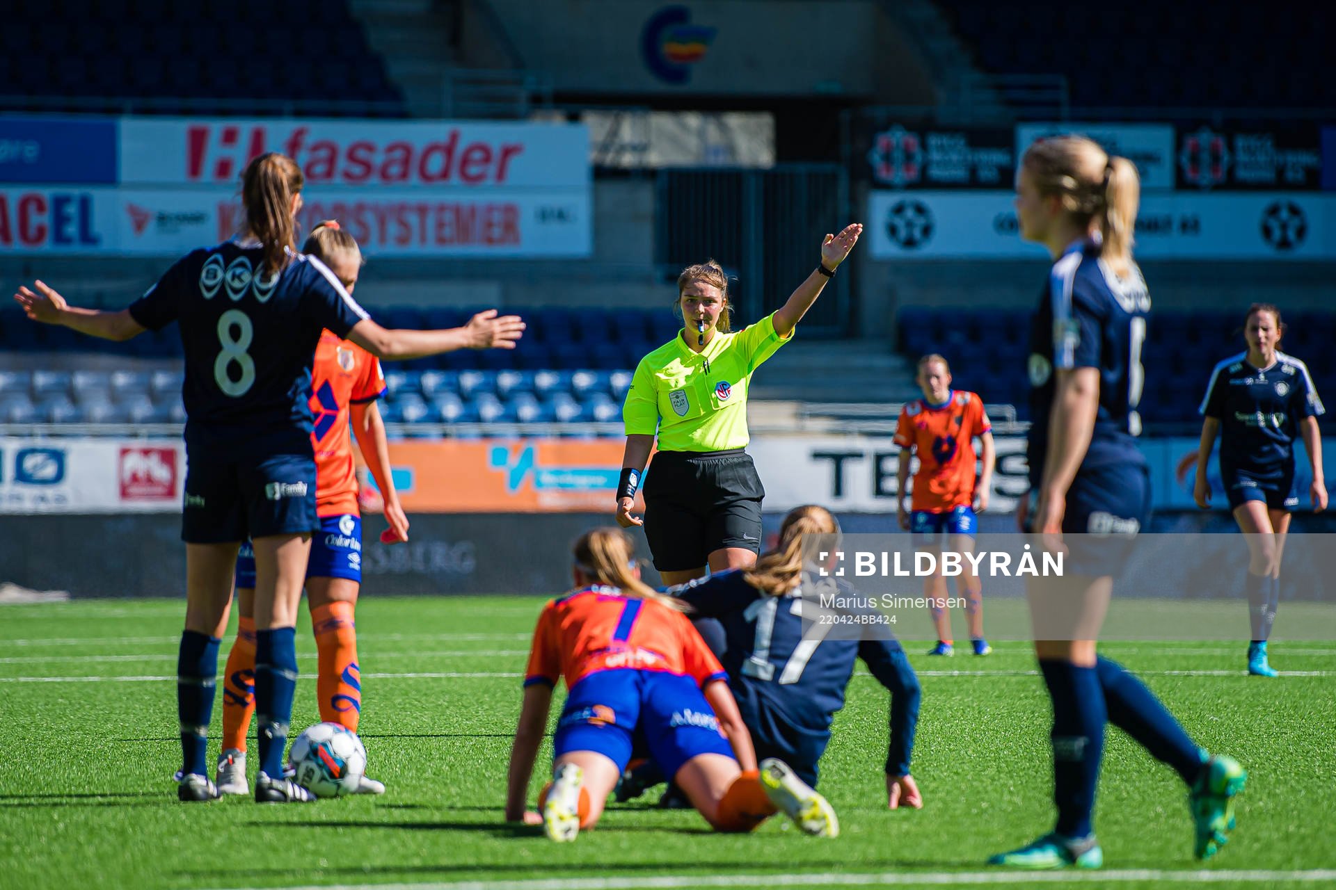 Mariell Hatlelid Naustdal, referee