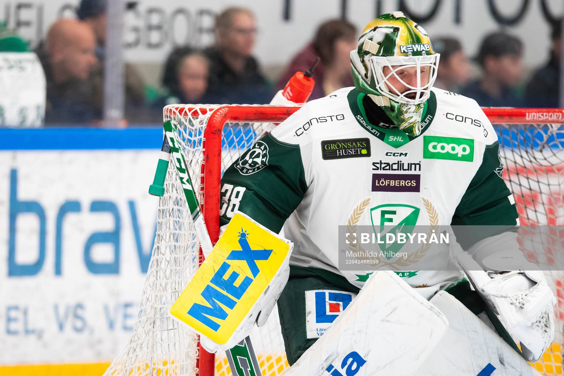 Färjestads målvakt Dominik Furch med trasig klubba