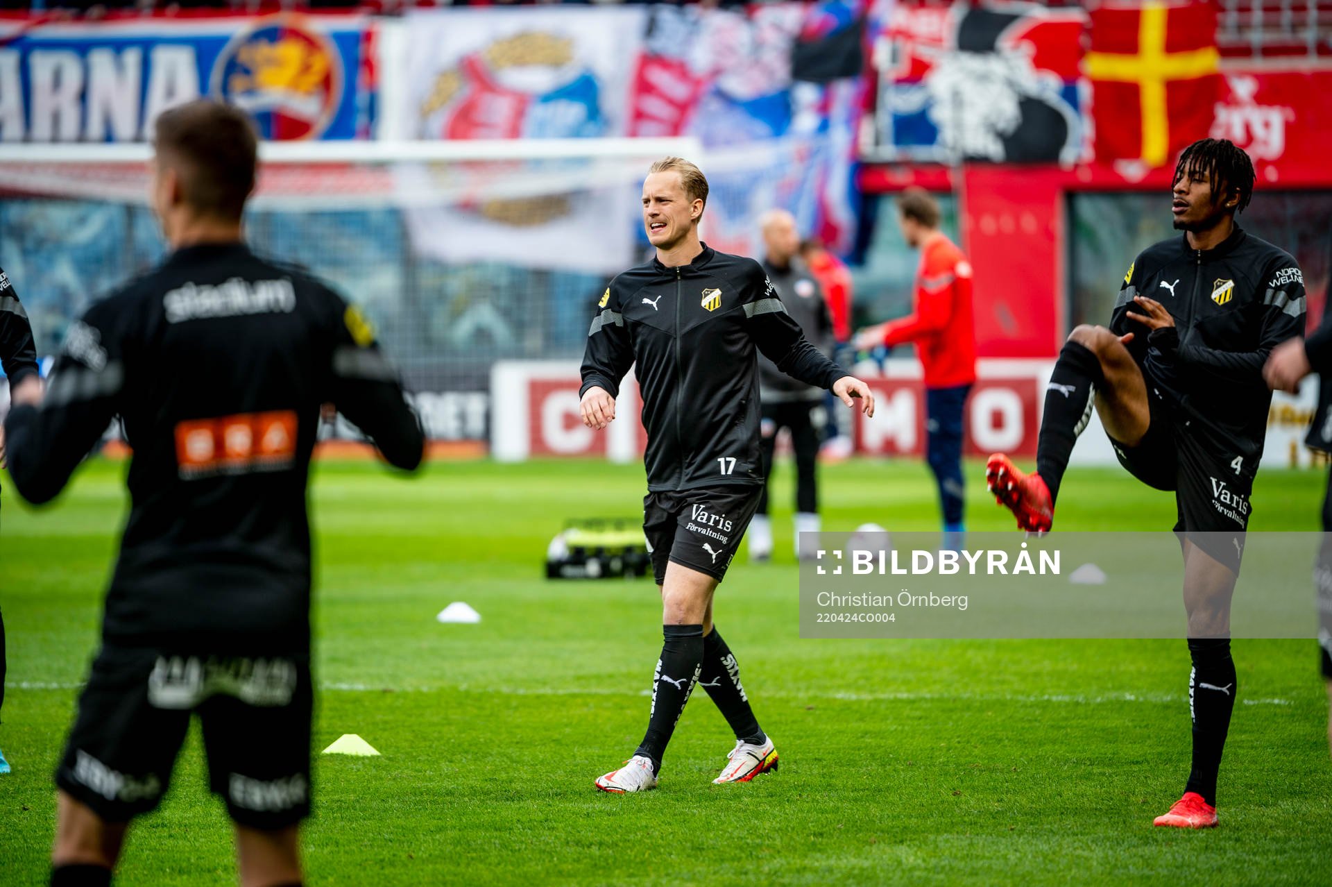 Häckens Gustav Berggren värmer upp innan fotbollsmatchen