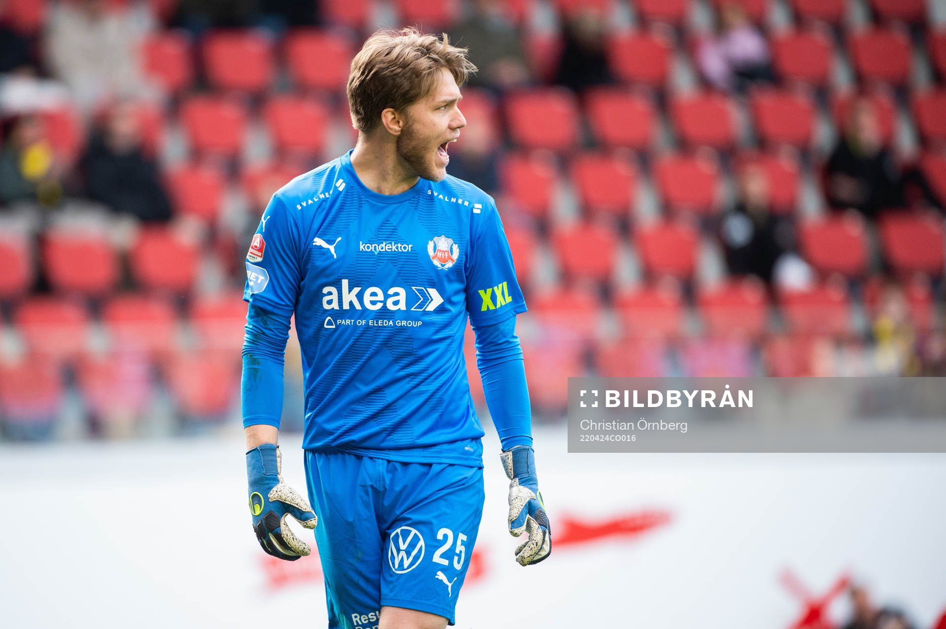 Helsingborgs målvakt Kalle Joelsson reagerar
