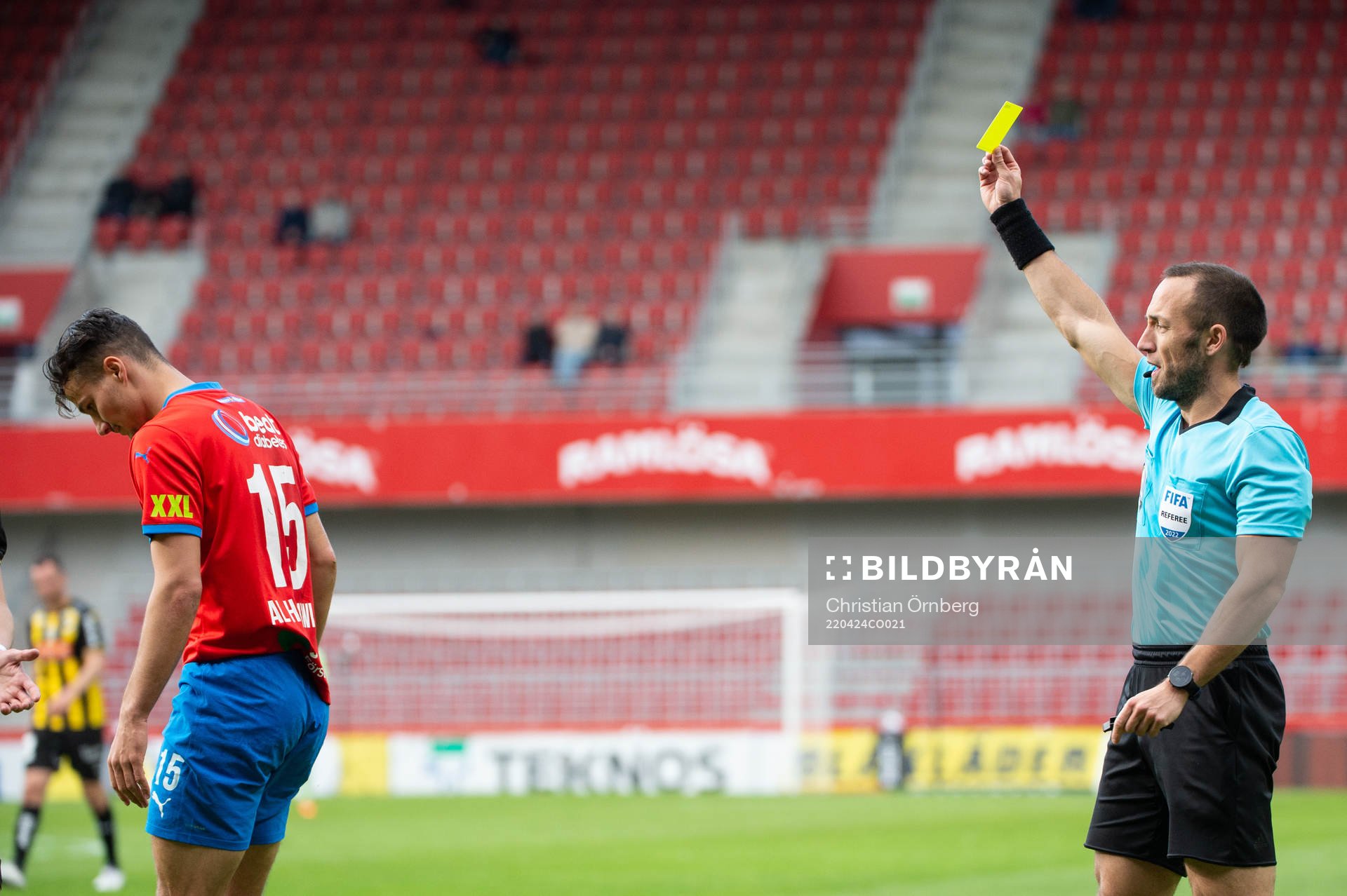 Domare Kaspar Sjöberg delar ut ett gult kort till