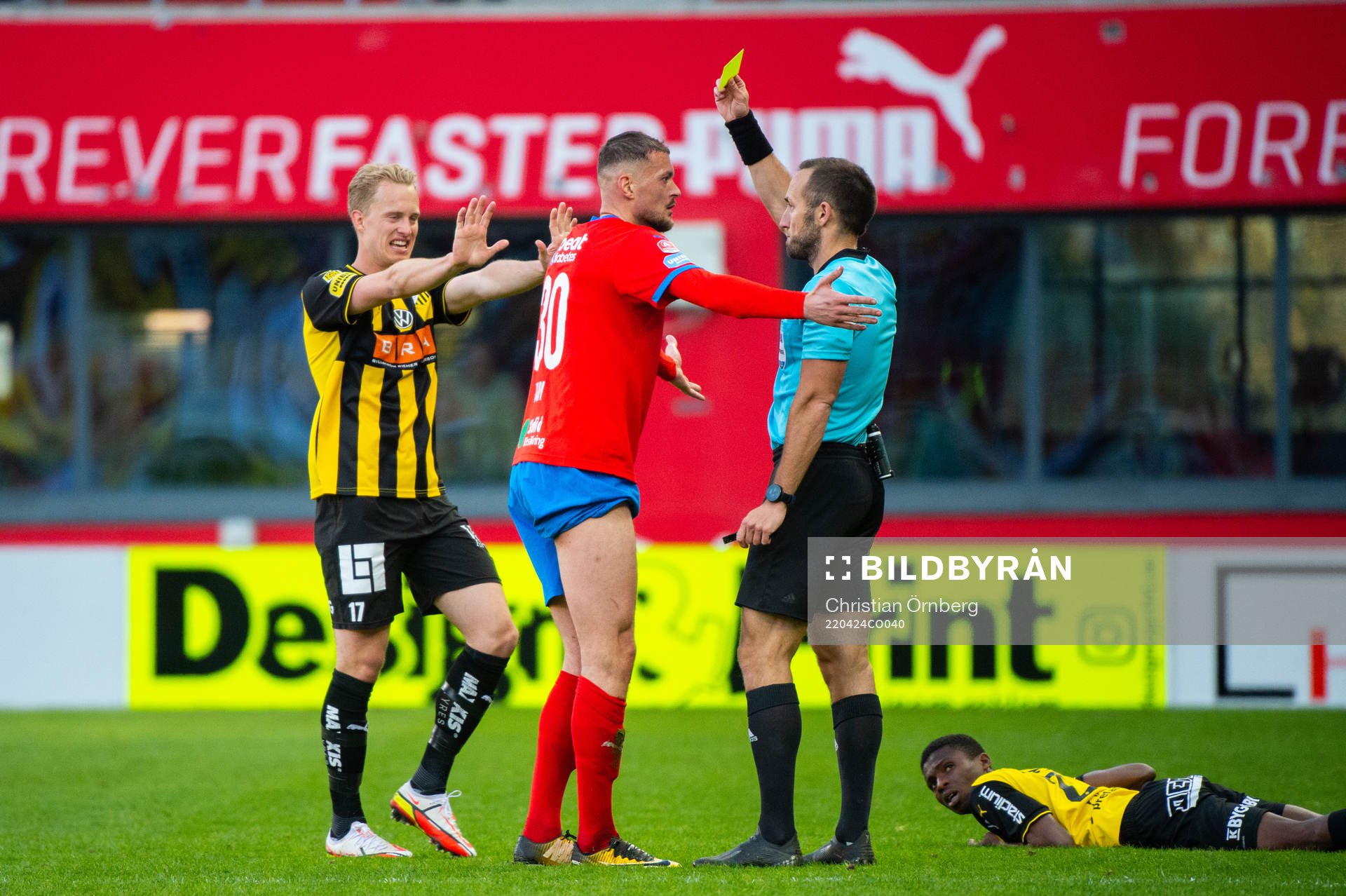 Domare Kaspar Sjöberg delar ut ett gult kort till