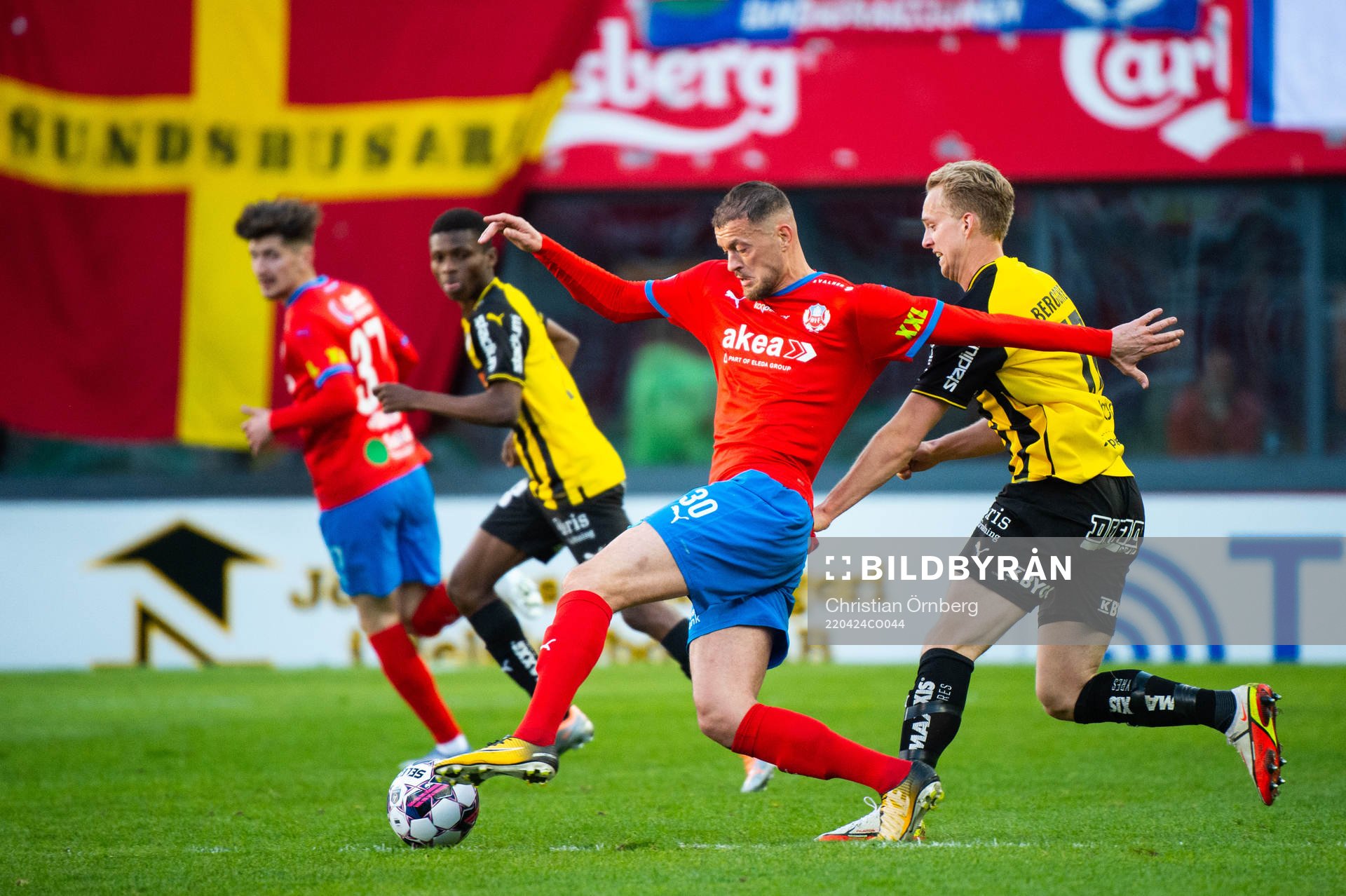 Helsingborgs Albert Ejupi och Häckens Gustav Berggren