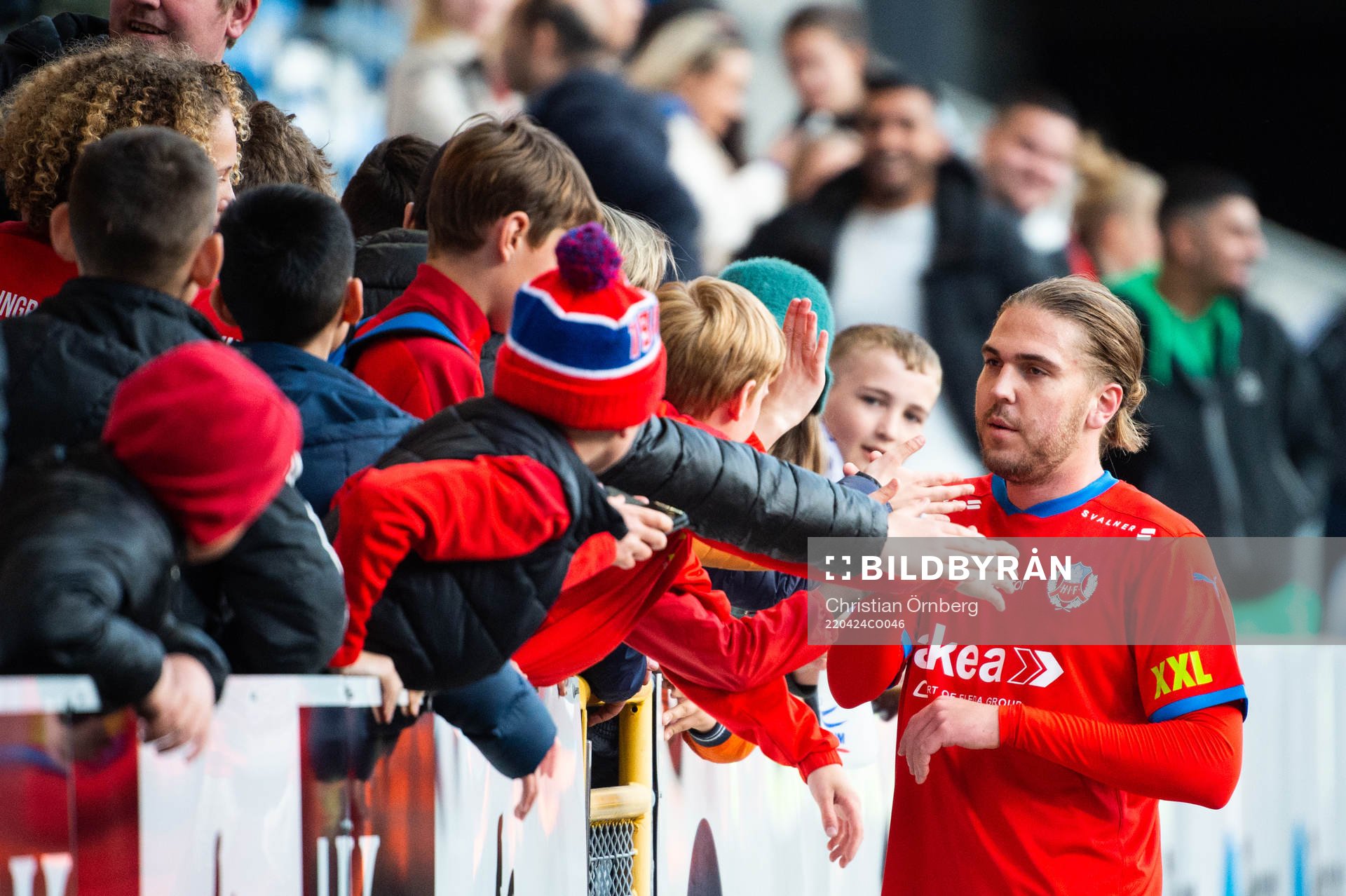 Helsingborgs Charlie Weberg jublar med supportrar
