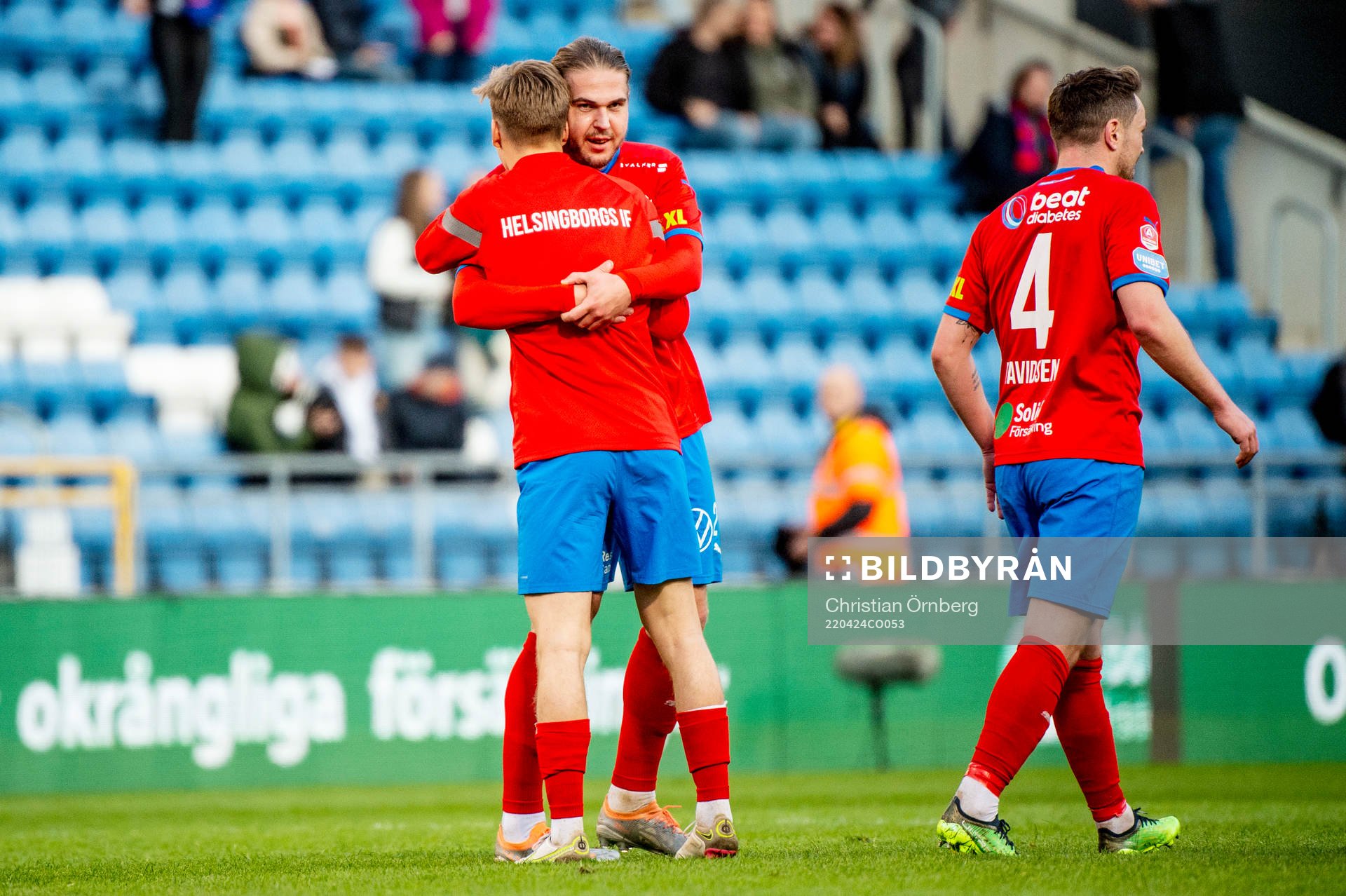 Helsingborgs Charlie Weberg jublar med lagkamraterna
