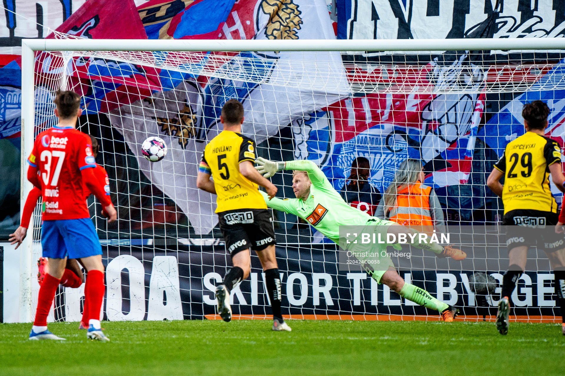 Helsingborgs Charlie Weberg sätter 1-1 på Häckens