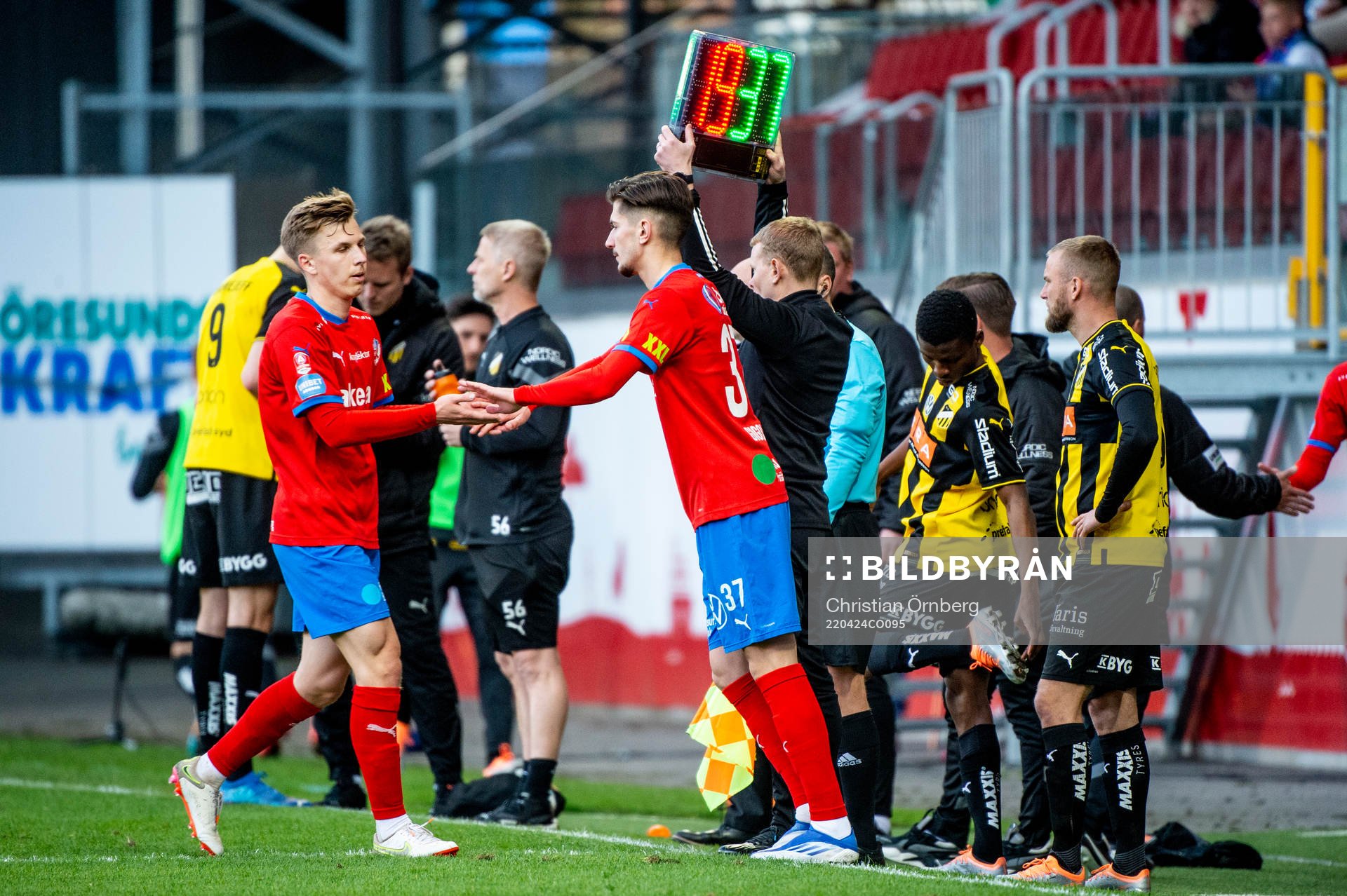 Helsingborgs Lucas Lingman går ut och in kommer Armin
