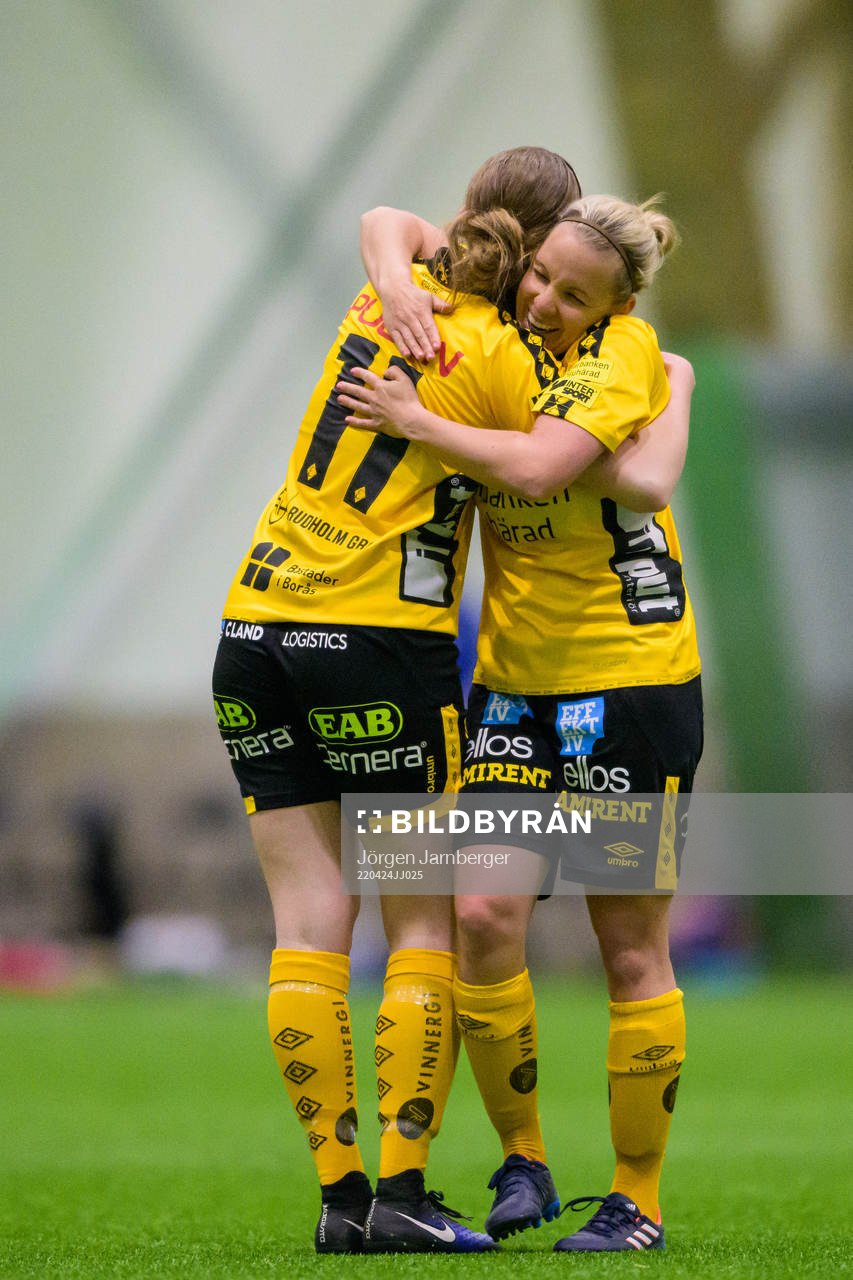 Elfsborgs Leann Nyström jublar med Linda Westberg Carlsson efter 4-1 under fotbollsmatchen i Div 2 Mellersta Götaland mellan Elfsborg och Mariedal den 24 april 2022 i Borås.
