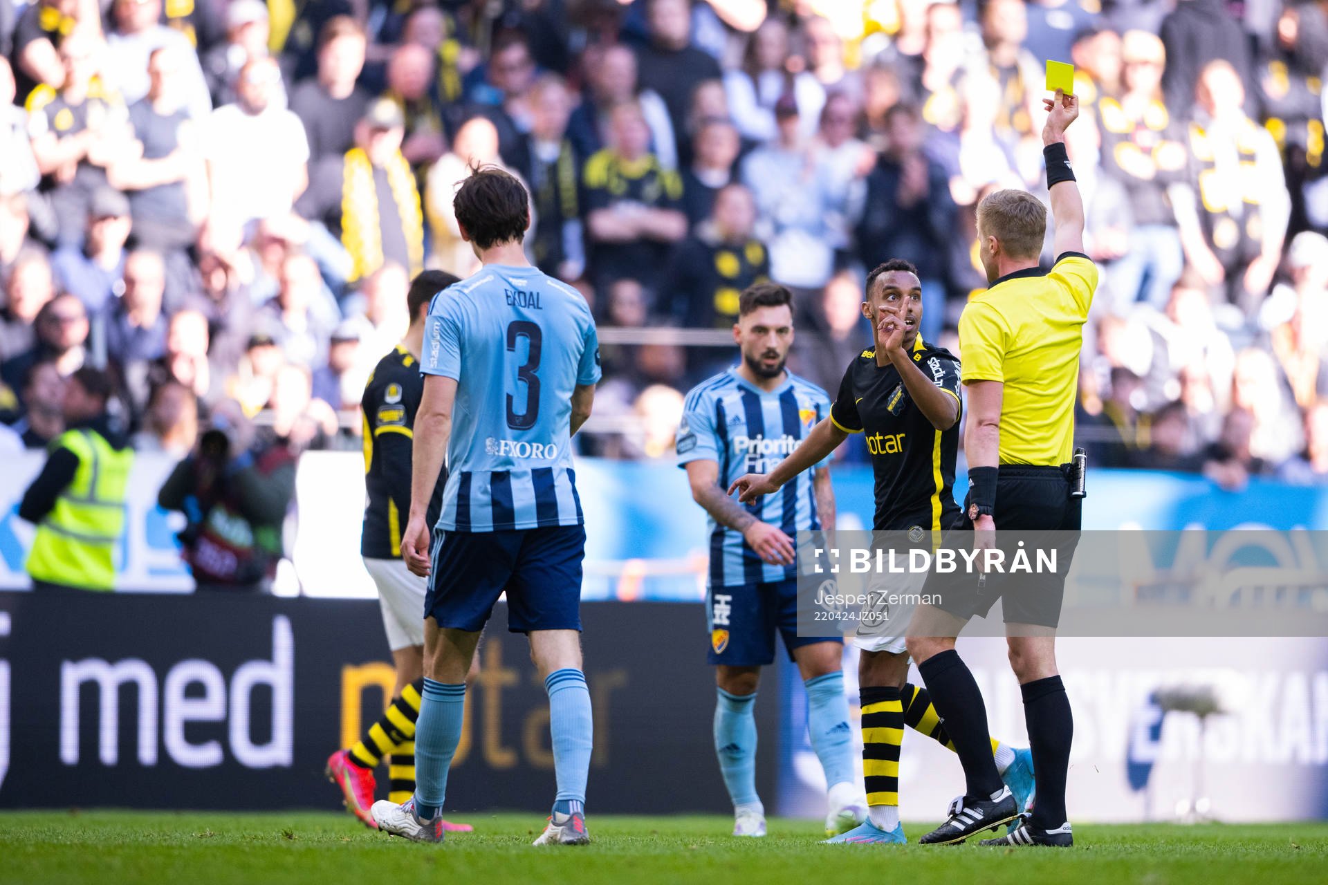 s Bilal Hussein får gult kort