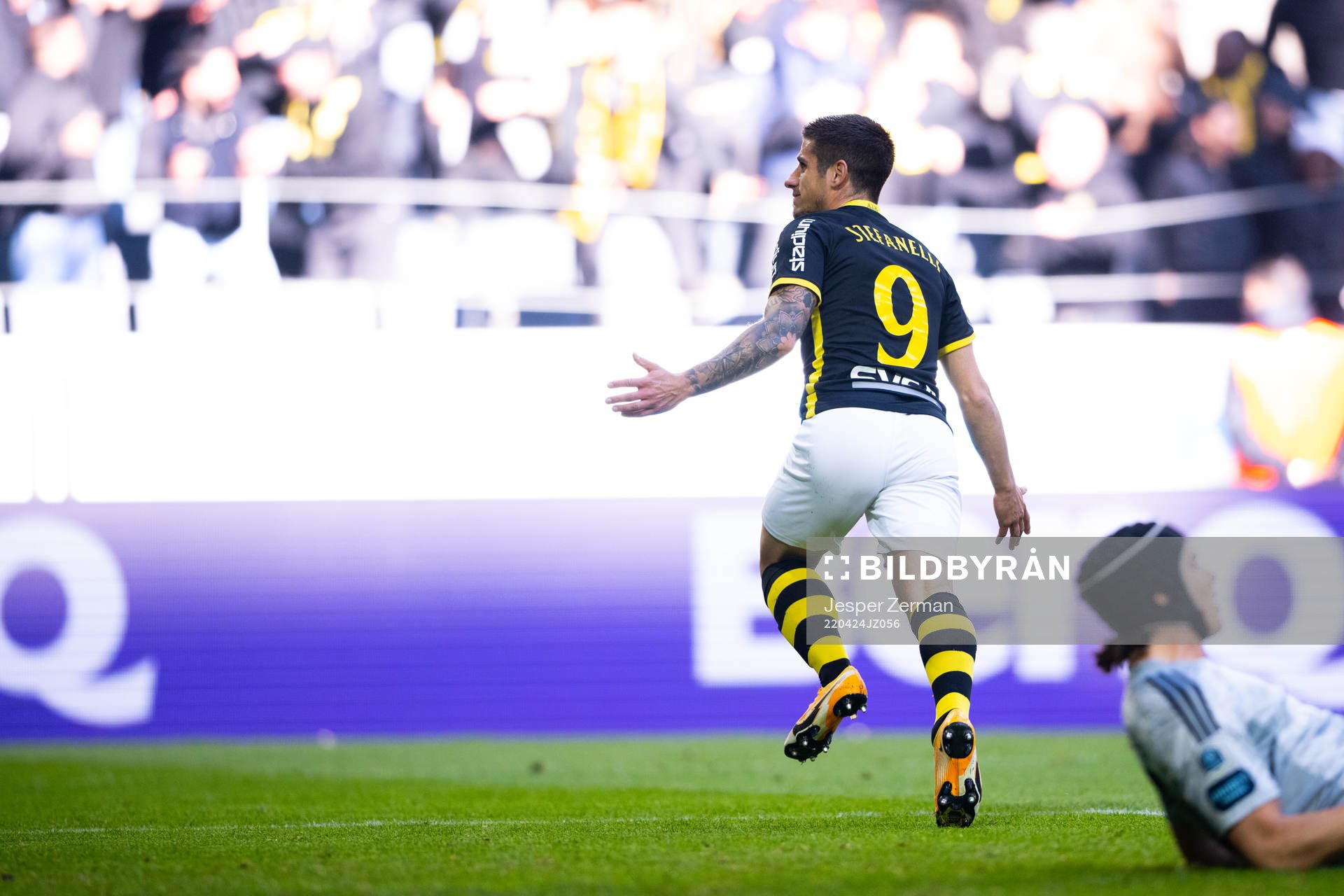 AIK:s Nicolas Stefanelli jublar efter 1-0 under fotbollsmatchen i Allsvenskan mellan AIK och Djurgården den 24 april 2022 i Stockholm. 
