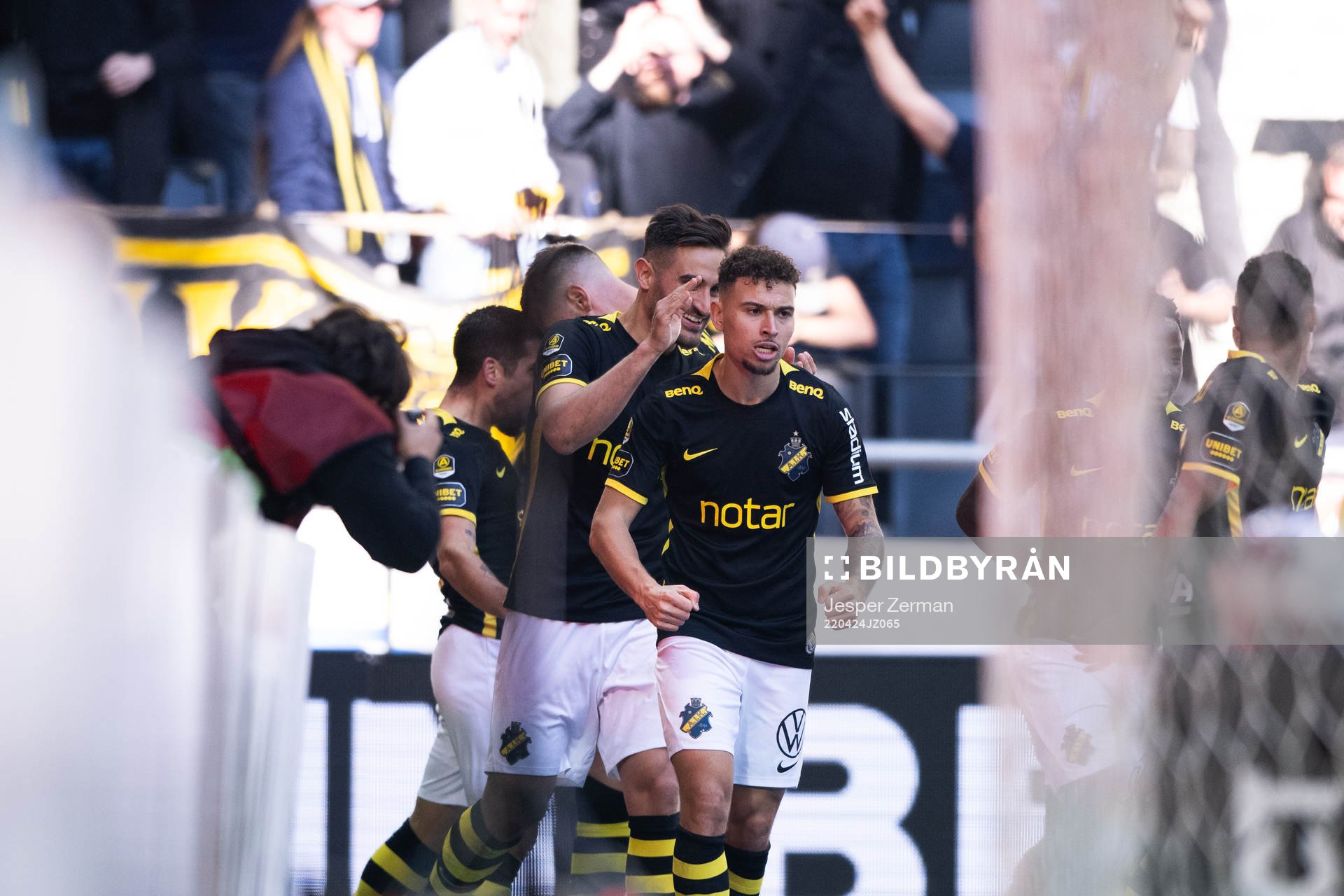 AIK:s Jordan Larsson jublar efter 1-0 av Nicolas Stefanelli (ej i bild) under fotbollsmatchen i Allsvenskan mellan AIK och Djurgården den 24 april 2022 i Stockholm.