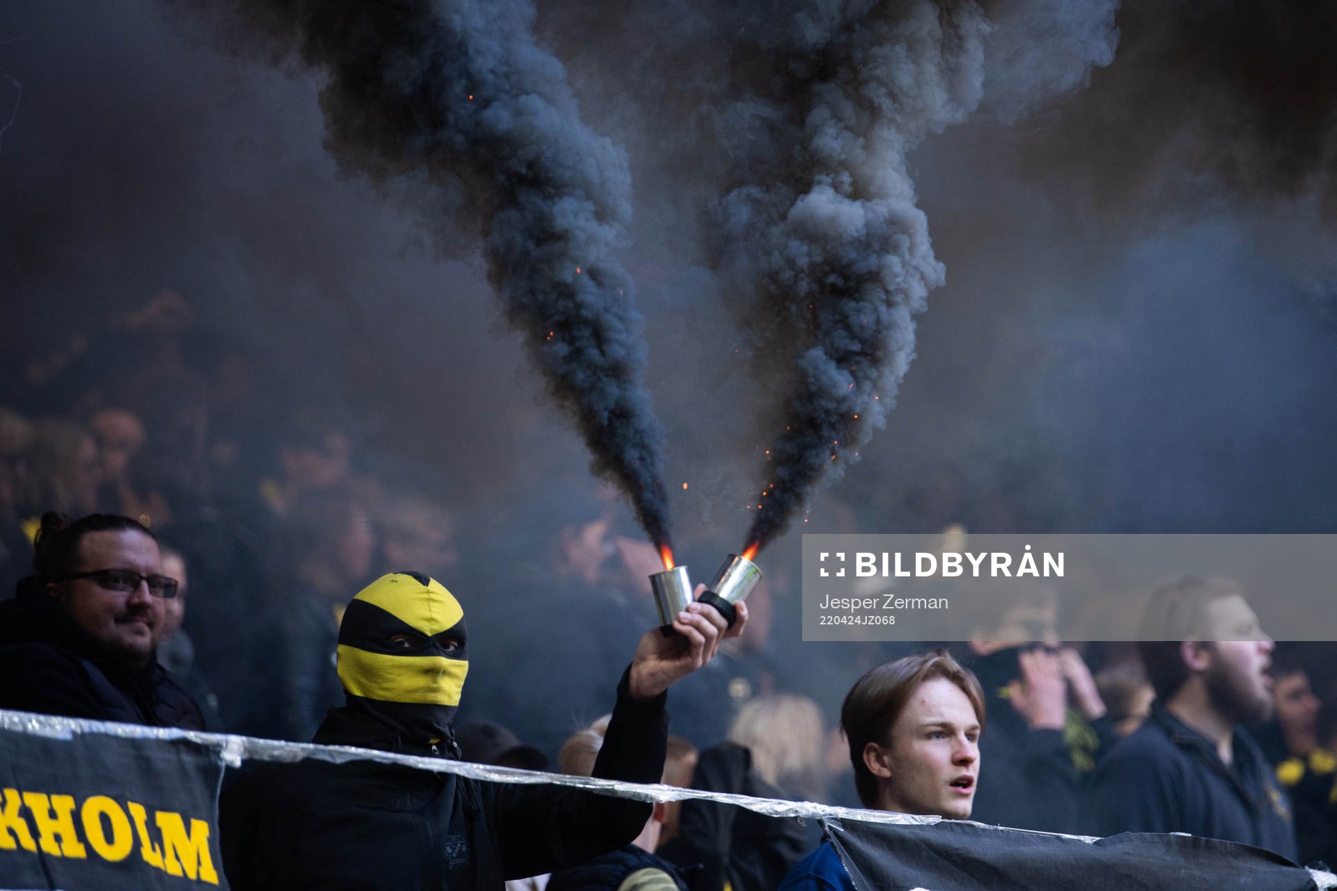 s supportrar med rökbomber