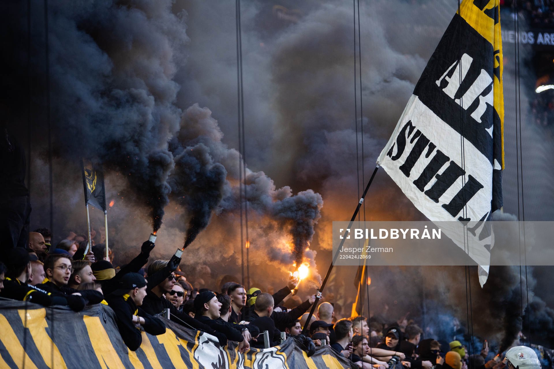 s supportrar med rökbomber