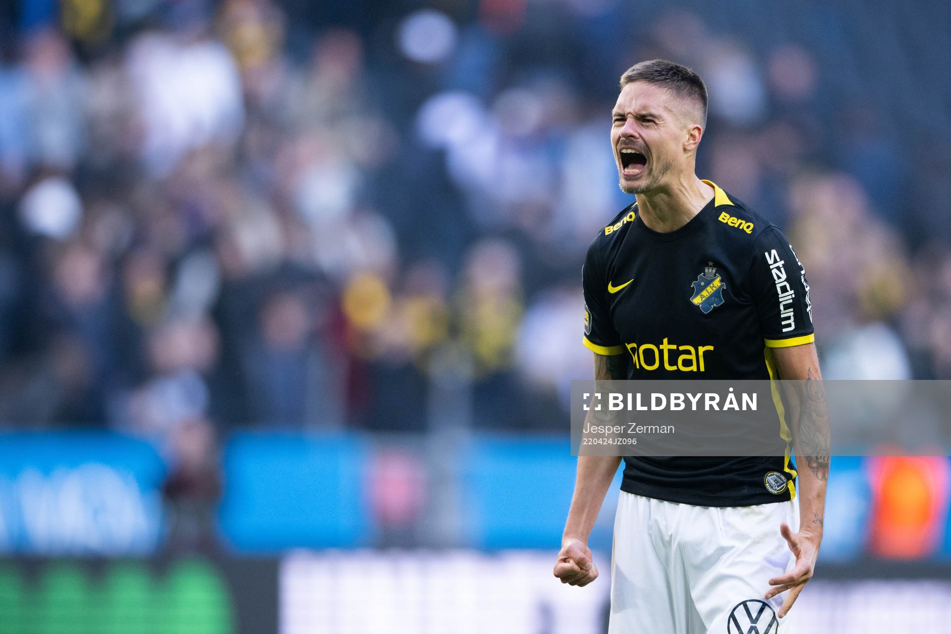 AIK:s Mikael Lustig jublar efter fotbollsmatchen i Allsvenskan mellan AIK och Djurgården den 24 april 2022 i Stockholm. 