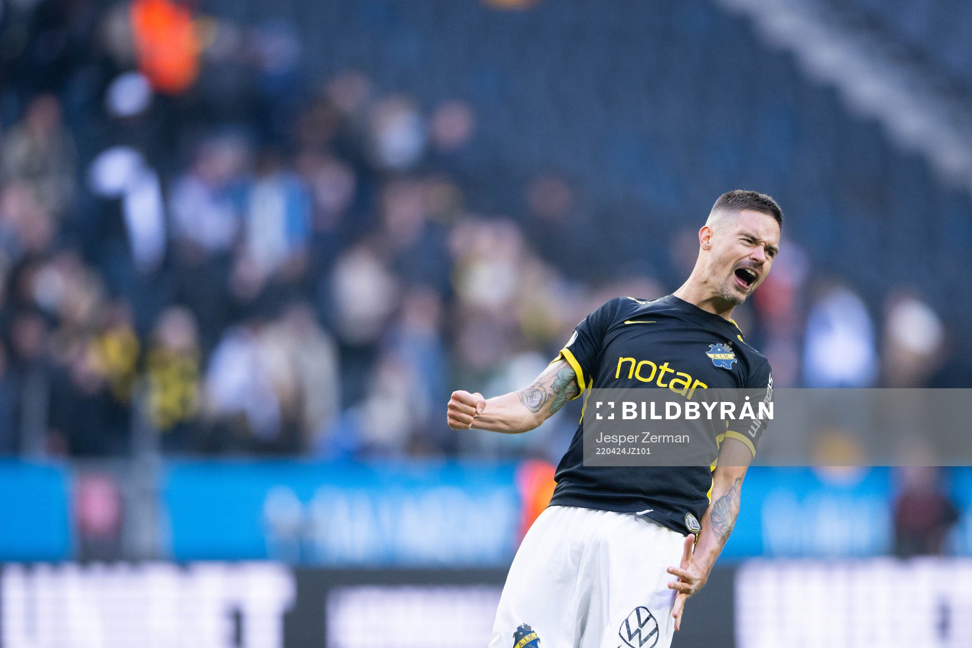 AIK:s Mikael Lustig jublar efter fotbollsmatchen i Allsvenskan mellan AIK och Djurgården den 24 april 2022 i Stockholm. 