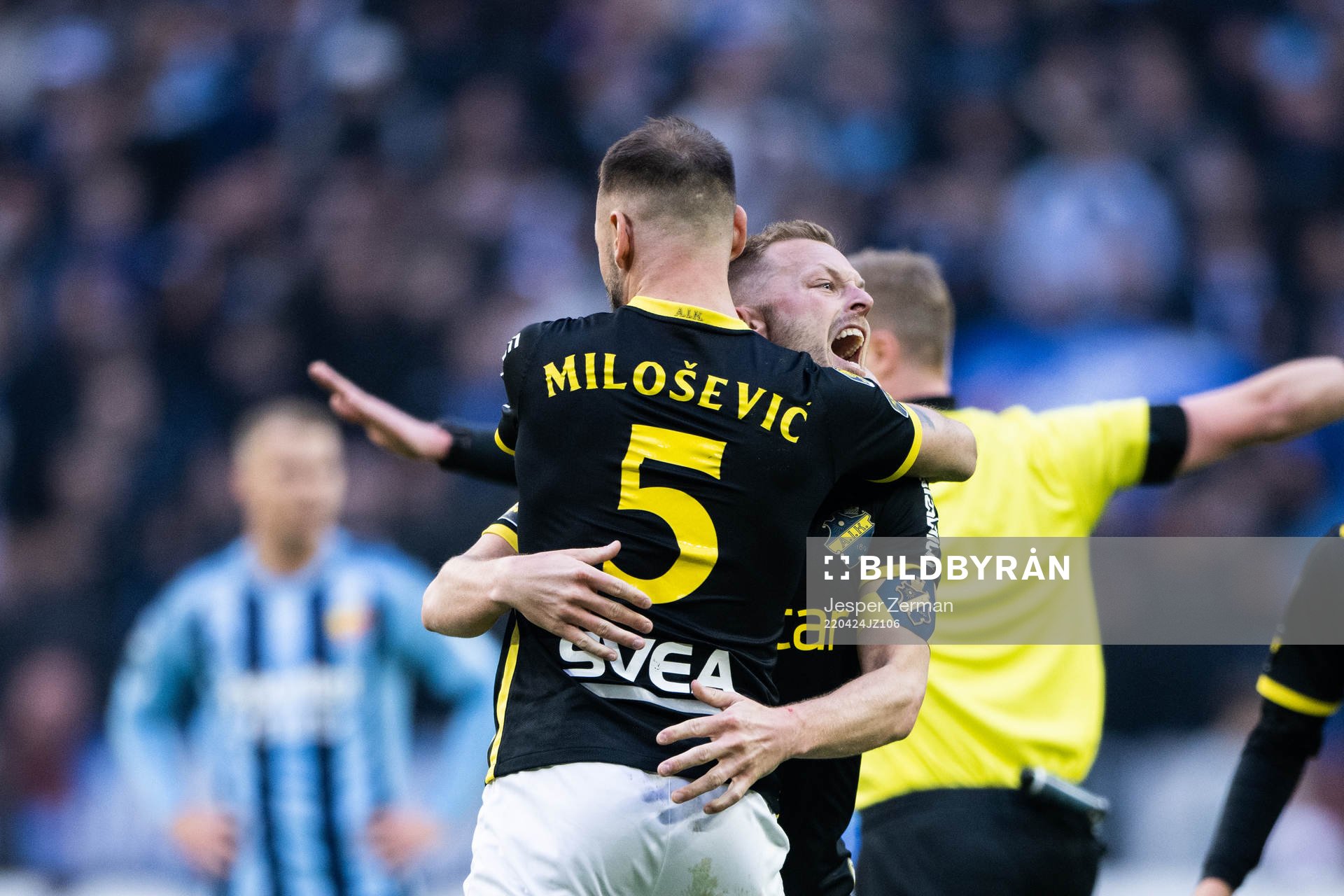 s Alexander Milosevic och Sebastian Larsson jublar