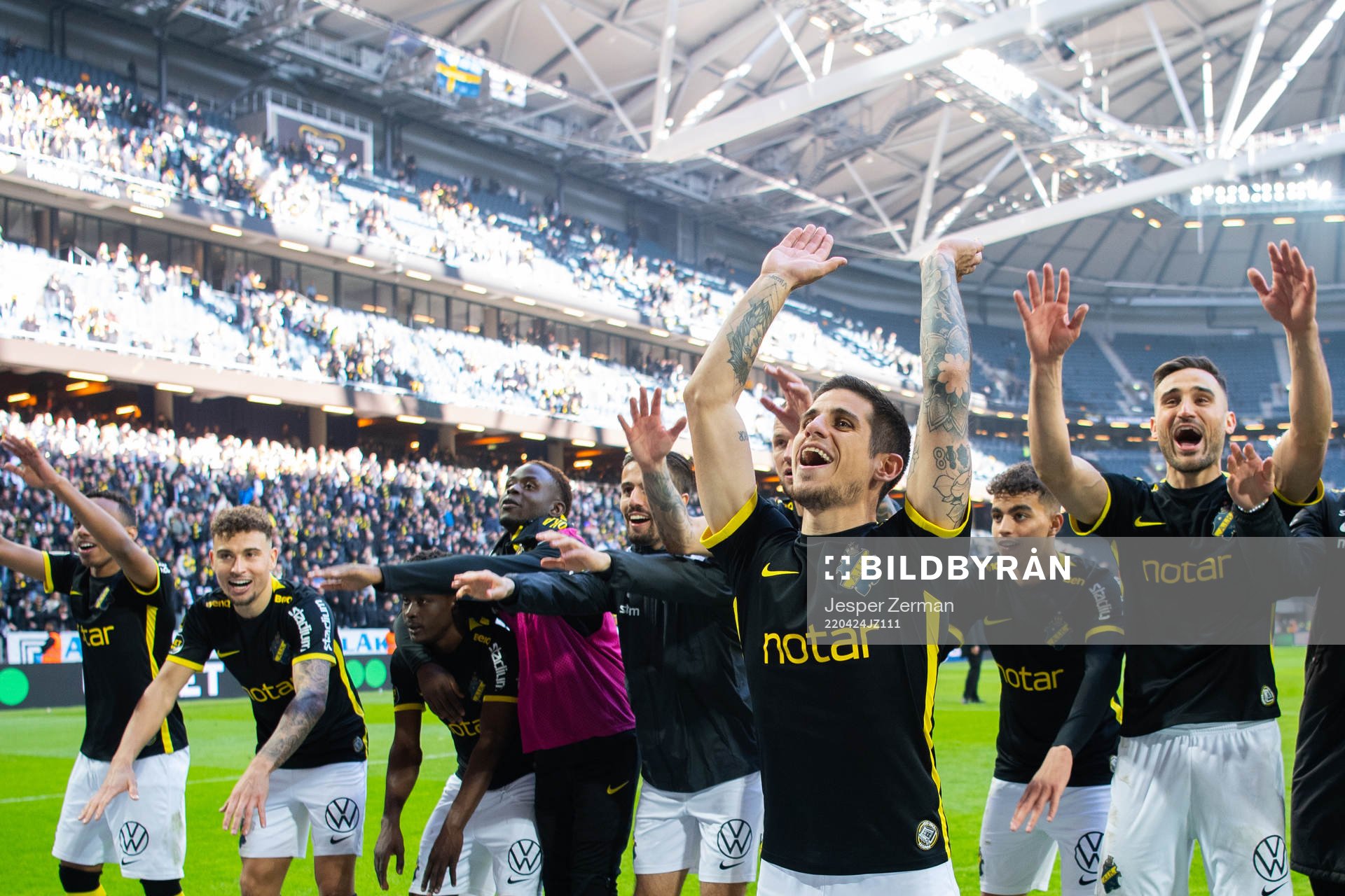 AIK:s Nicolas Stefanelli jublar efter fotbollsmatchen i Allsvenskan mellan AIK och Djurgården den 24 april 2022 i Stockholm. 