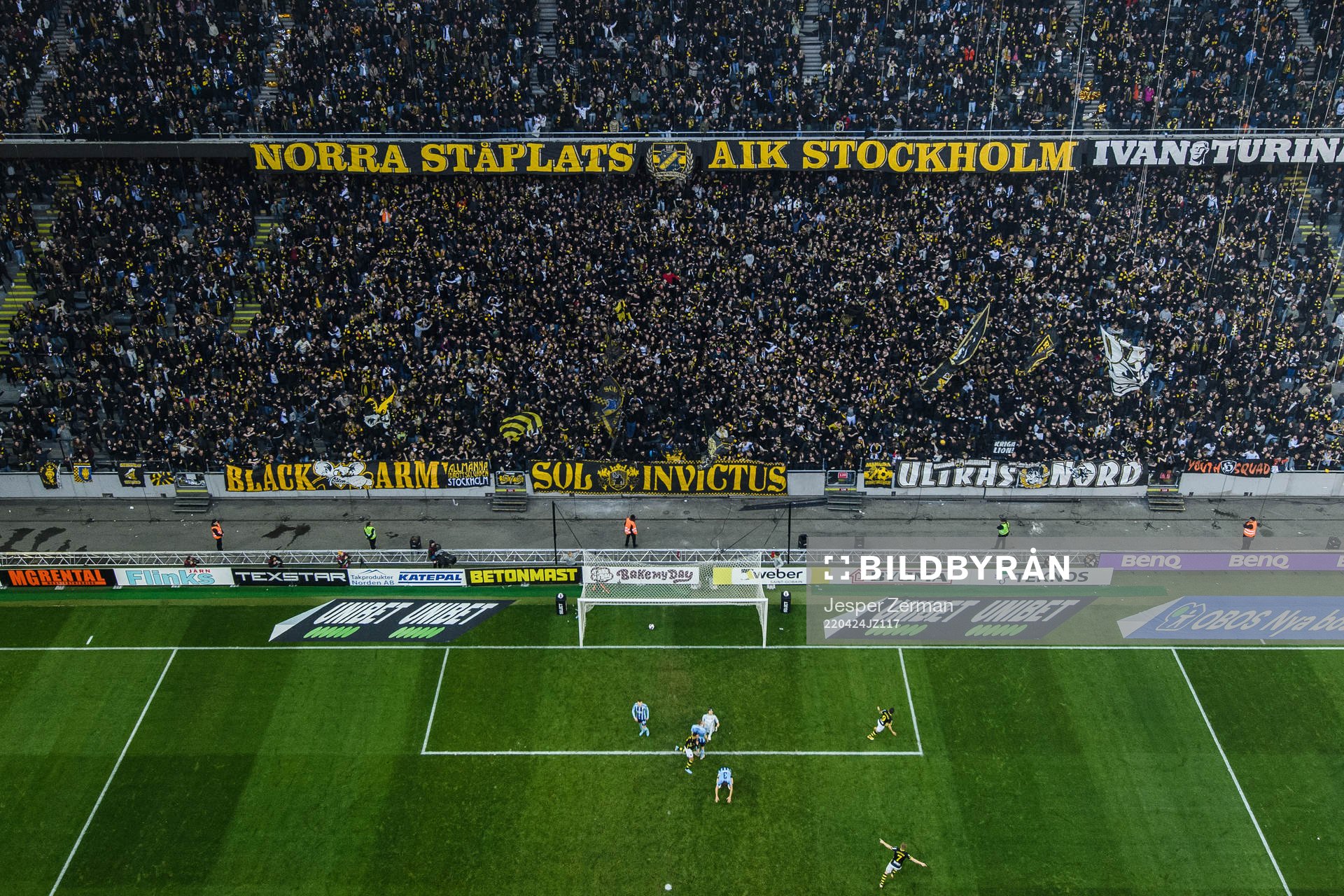 s Nicolas Stefanelli och Sebastian Larsson jublar