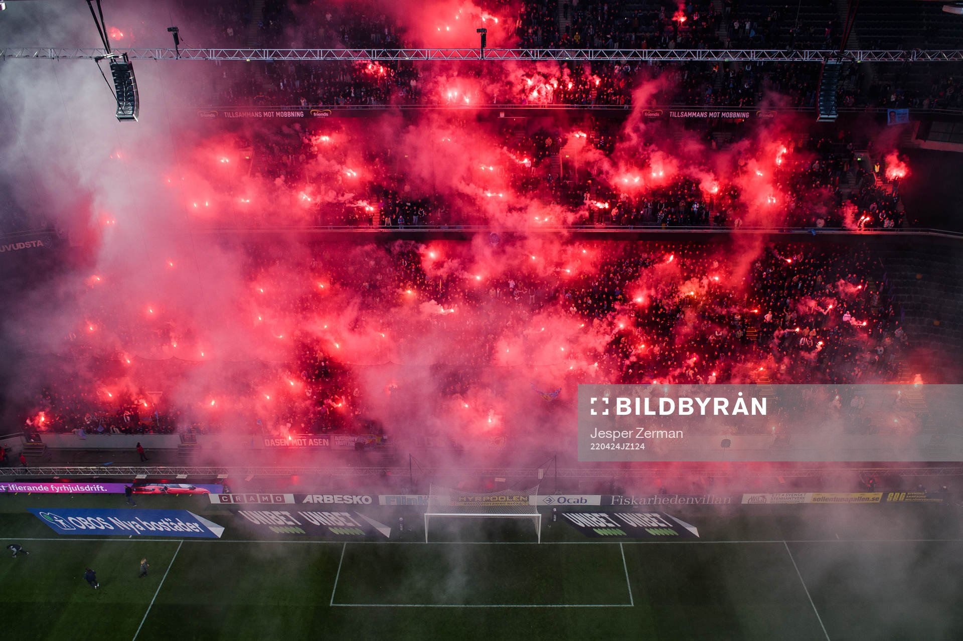 Djurgårdens supportrar bränner pyroteknik