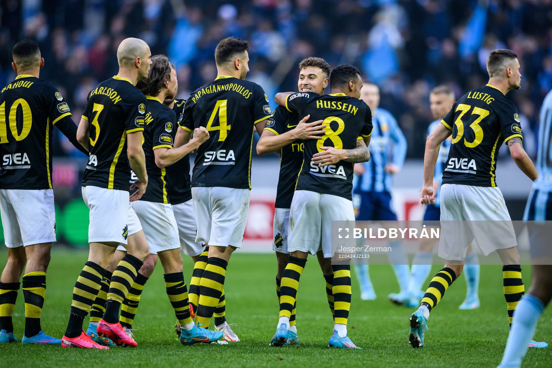 s Jordan Larsson och Bilal Hussein jublar
