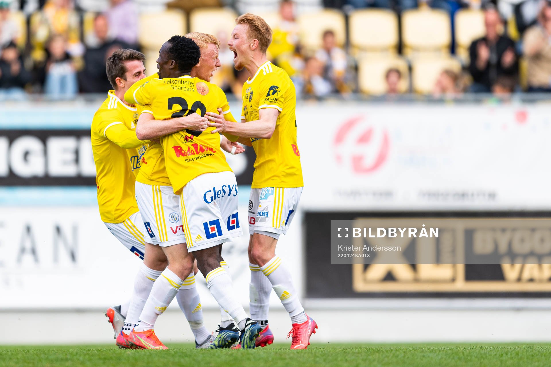 Falkenbergs Wilhelm Ärlig jublar med laget