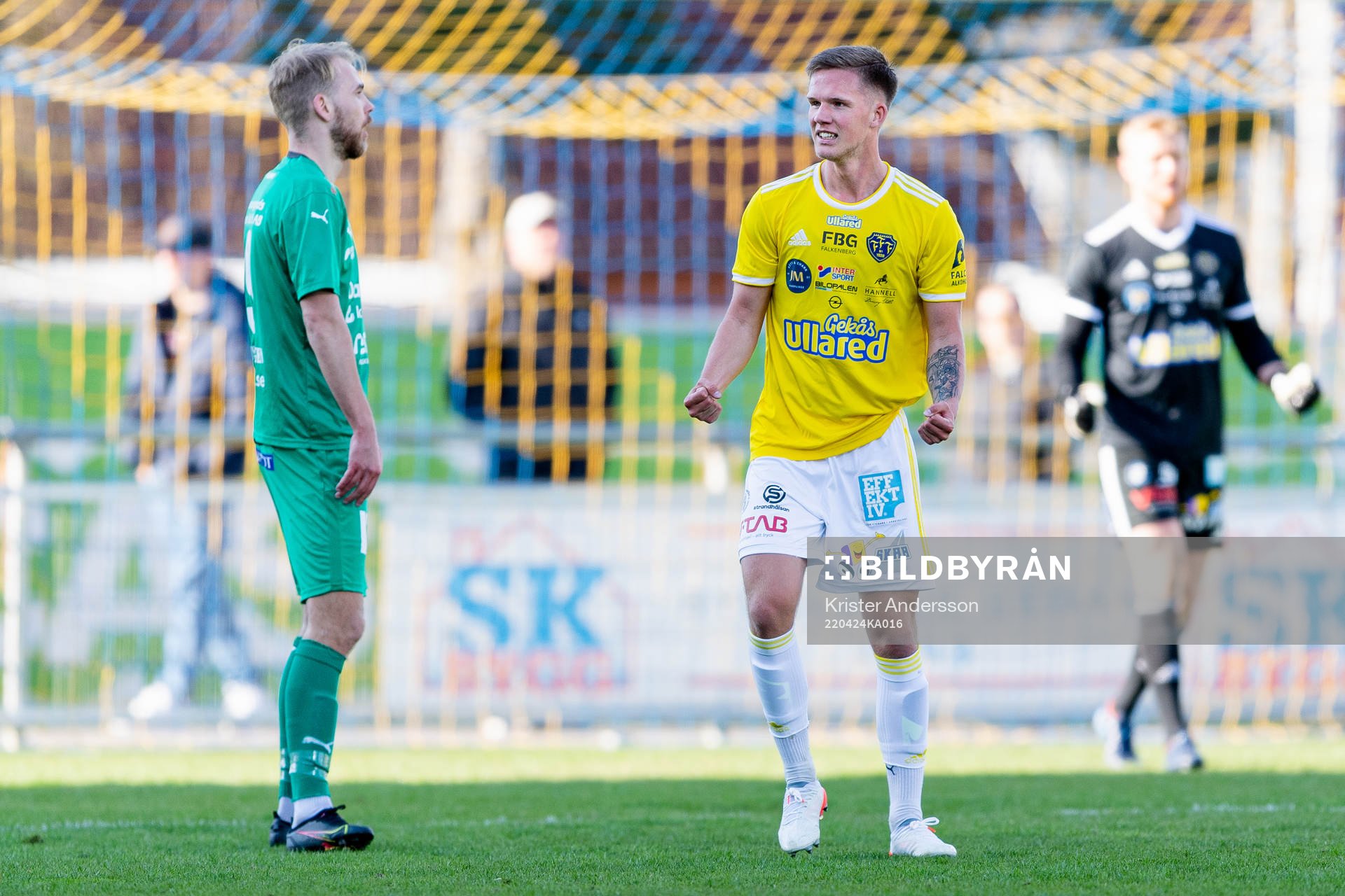 Falkenbergs Tim Stålheden jublar efter fotbollsmatchen i Ettan södra mellan Falkenberg och Ljungskile den 24 april 2022 i Falkenberg.